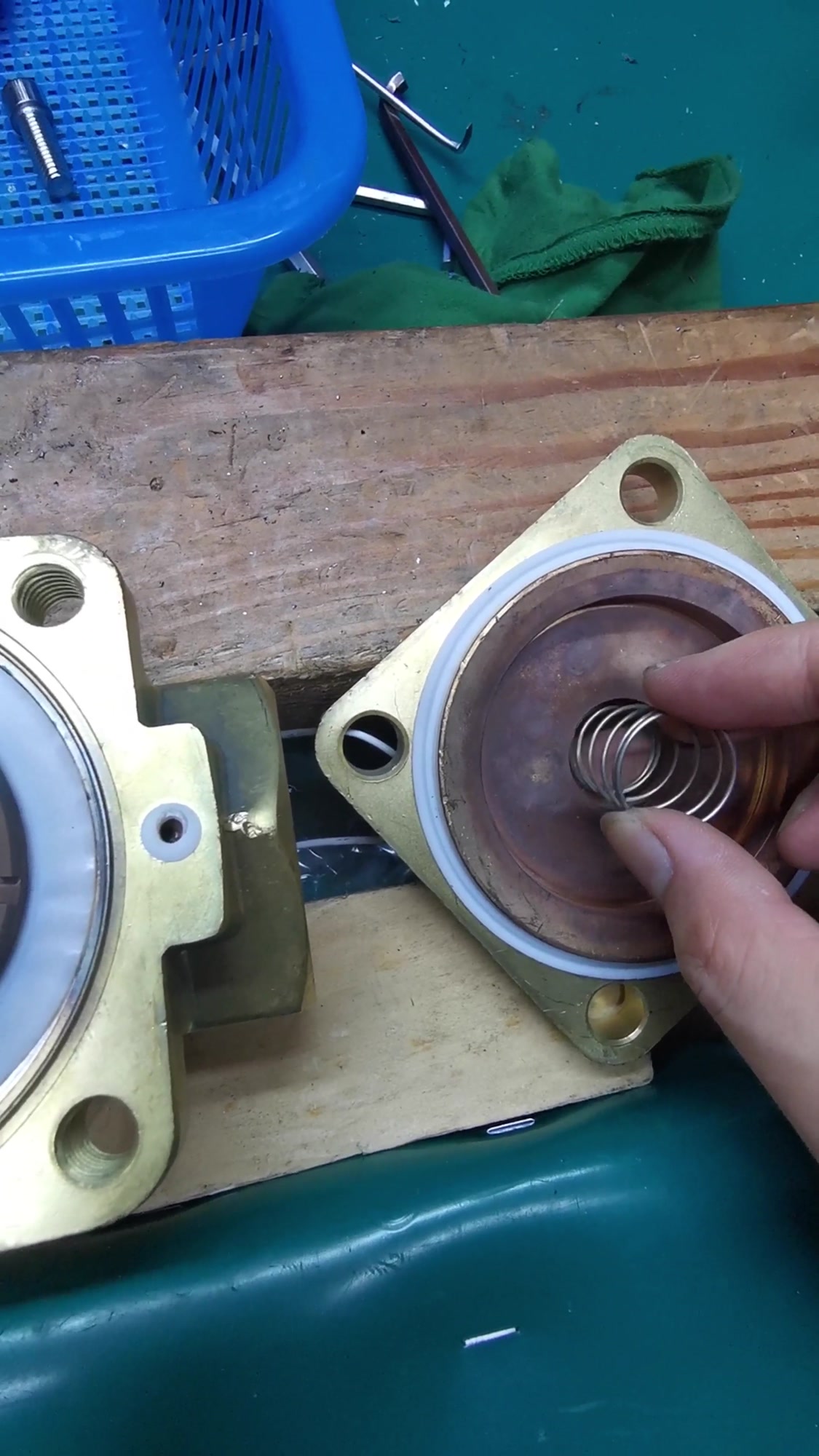 三力信DF型先导式高温蒸汽电磁阀的维修,更换PTFE膜片