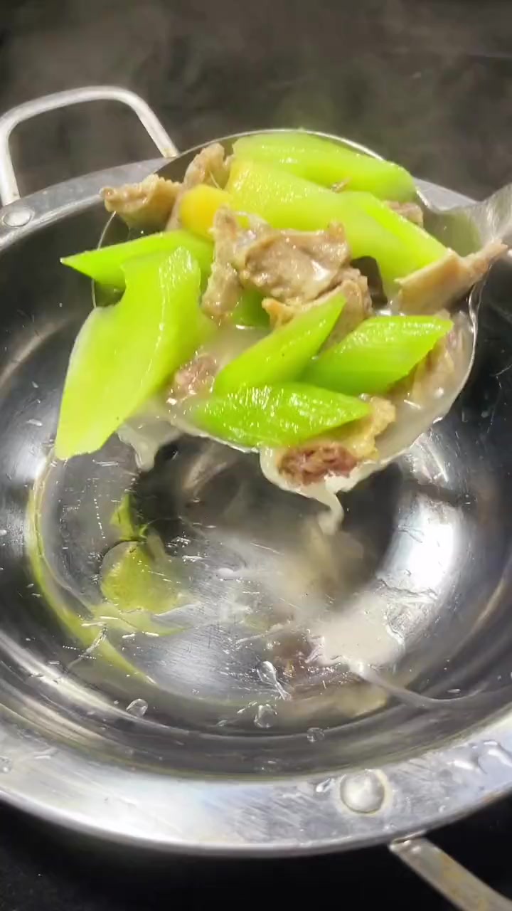 咸鸭翅炖莴笋 乡村味道 美食教程 家的味道 美食教学