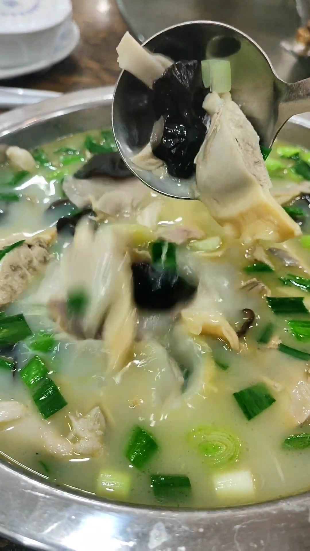 河蚌咸肉锅仔,河蚌我们这里叫歪支,舌尖上的美食 乡村味道 美食教程 民间传统美食 我是美食