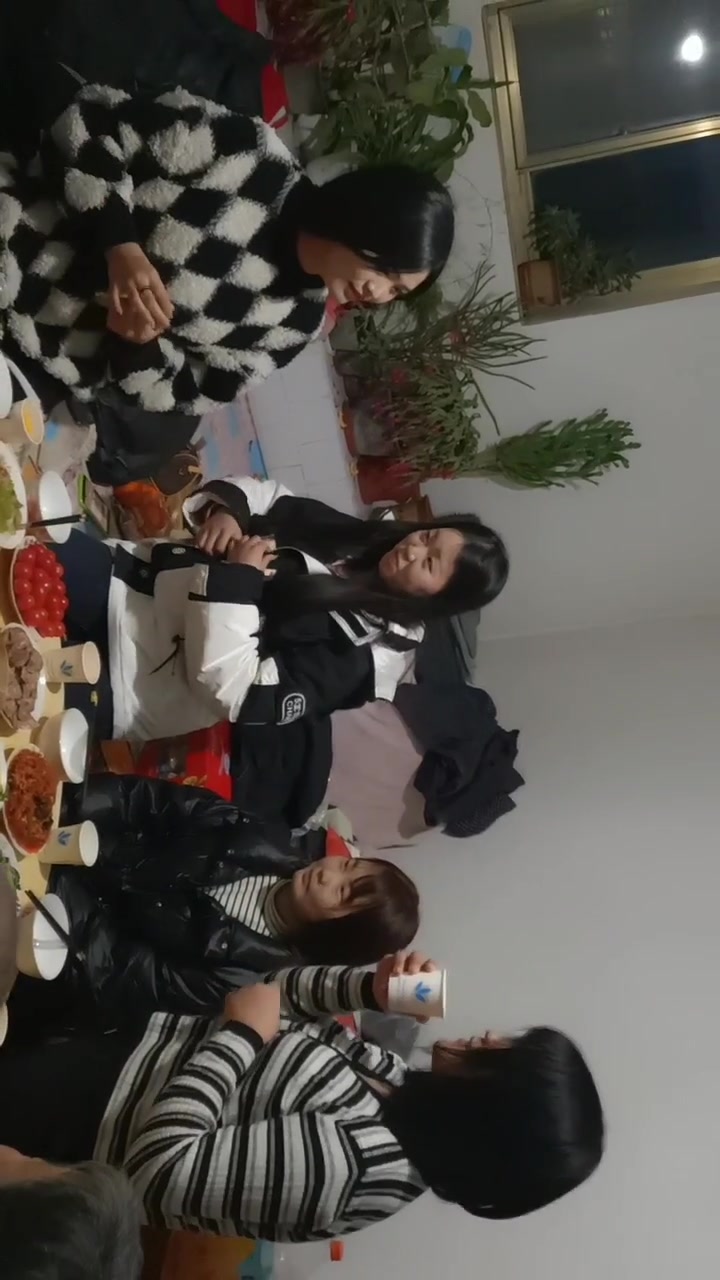 即使生活给了我们一地鸡毛,我们也要把它扎成一把漂亮的鸡毛掸子。加油!