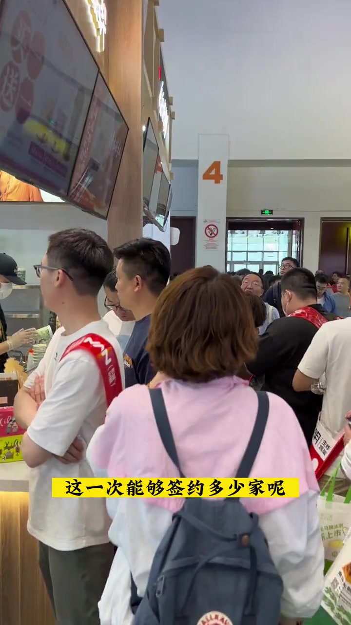 北京加盟展上有四家茶饮品牌看一下他们同时段人气的情况你更喜欢哪一个呢?你觉得茶饮是投资热点