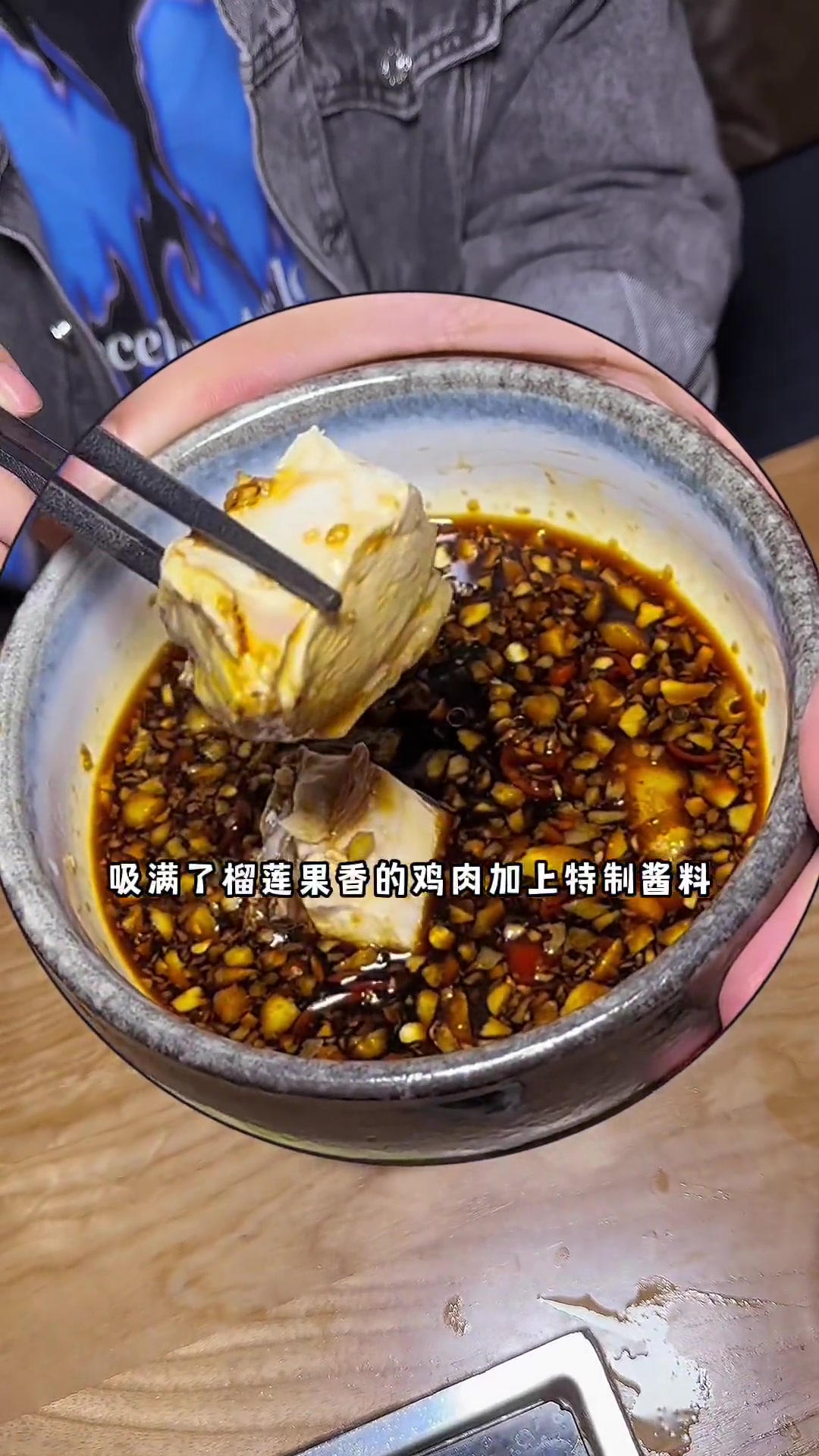 今天给你们推荐一下全东莞最好吃的榴莲椰子鸡,鲜甜美味,简直让人榴莲忘返,就在民盈国贸城四楼