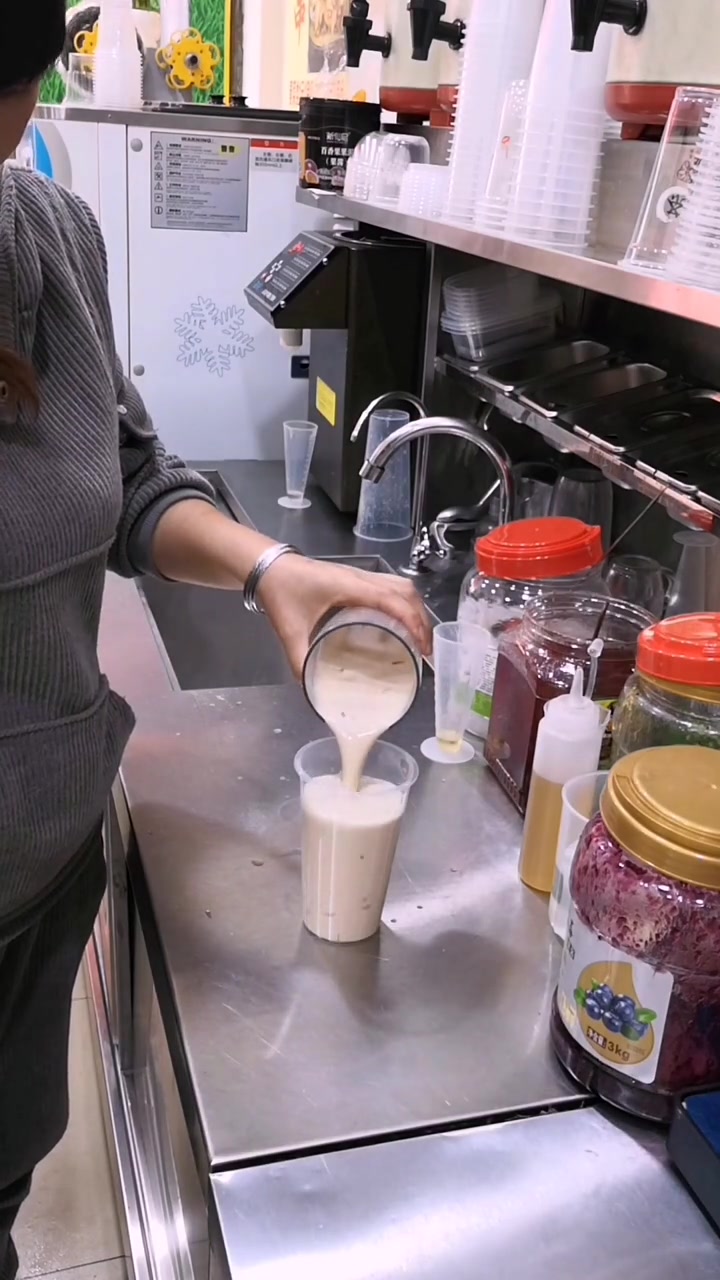 奶茶店专卖1.5成本卖八块原味奶茶就这样做的