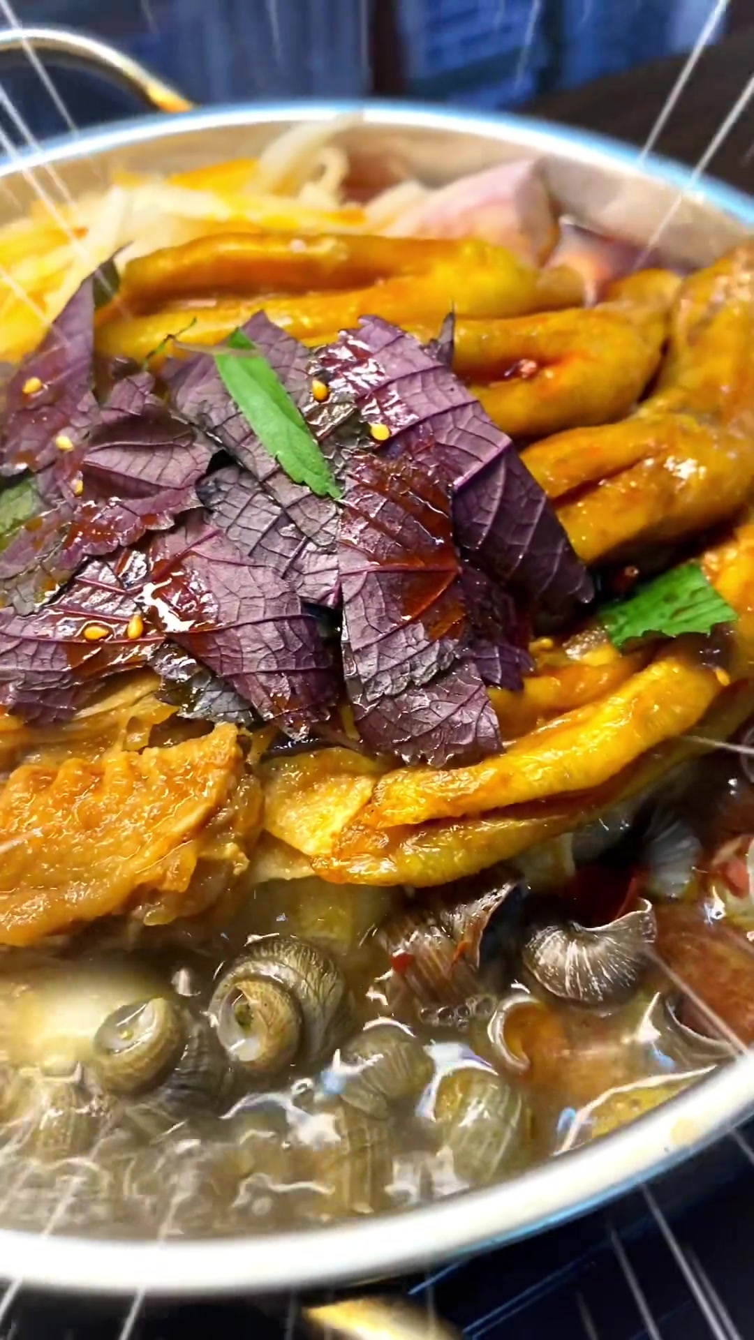 想吃地道广西柳州风味的鸭脚田螺煲,我墙裂推荐猪大叔,他们家团购推出的双人餐49.8配料超足