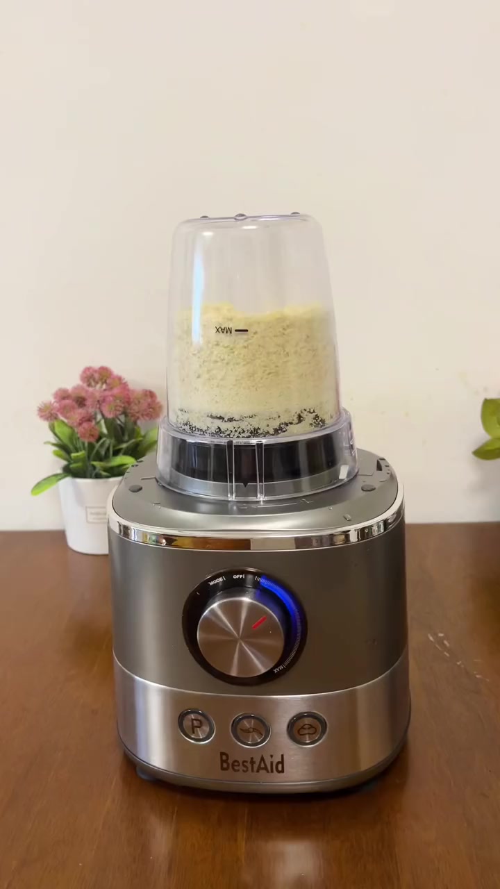 这个料理机的功能你应该没见过 可和面 可当电动打蛋器打发蛋清做喜欢吃蛋糕 可切丝 切片 切