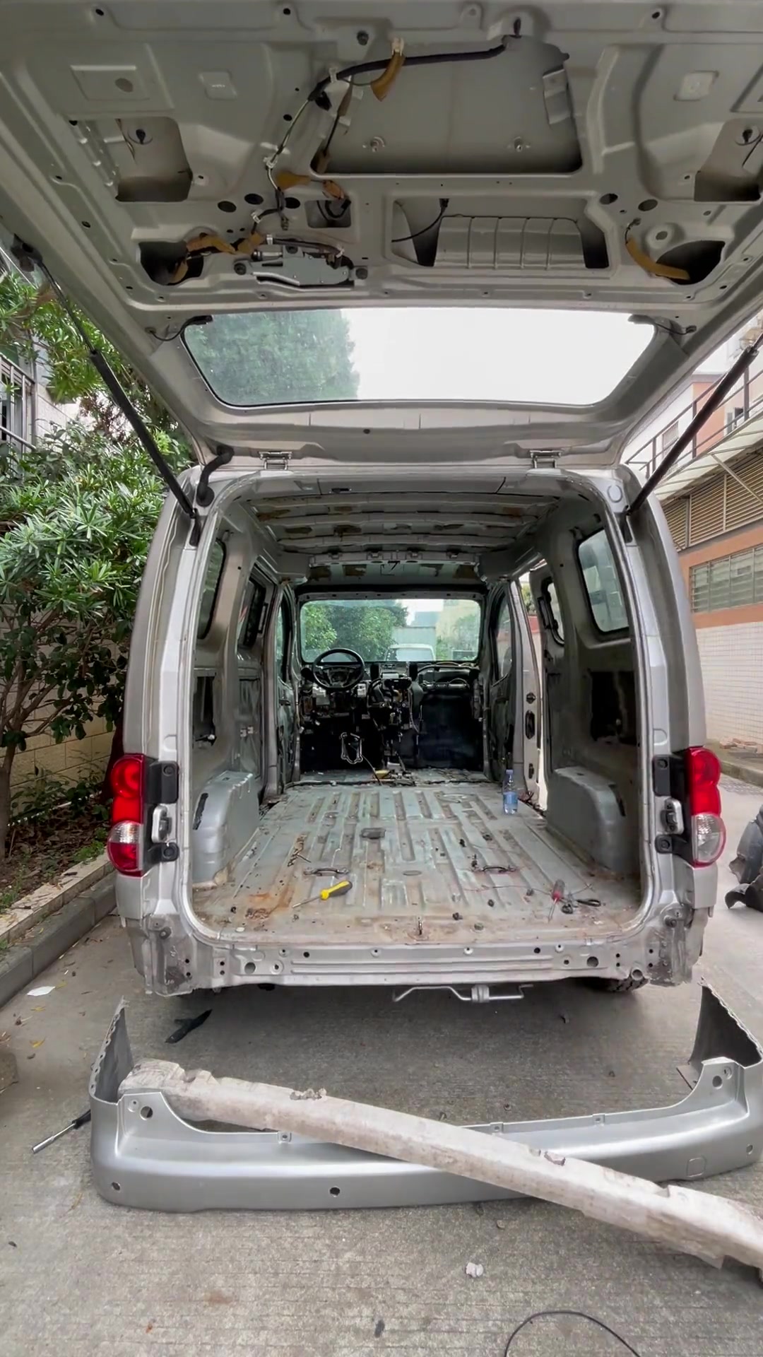 第3集|亲自动手拆车配件,会启动新技能。我想应该是就我这一台面包车没有后防撞梁了的吧!还有