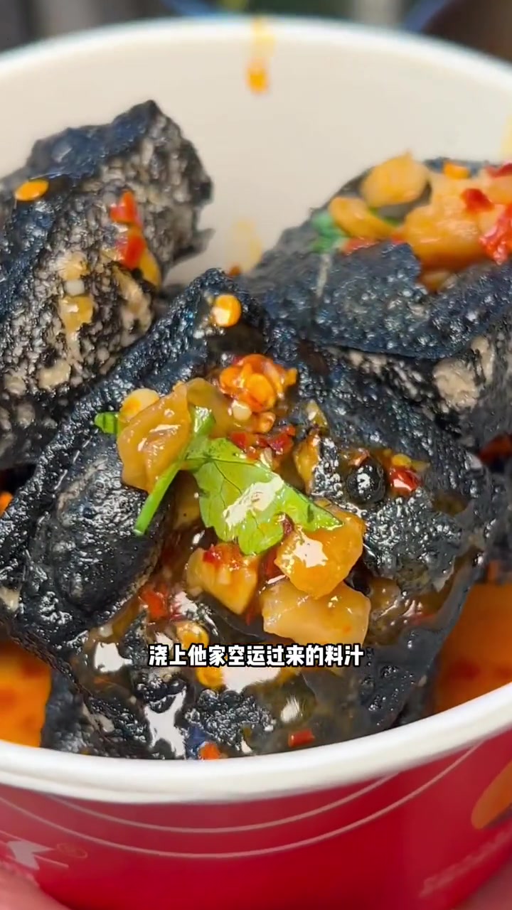 他家的臭豆腐都是长沙来的。绝对值得你来试试～臭豆腐 油炸串串 长沙臭豆腐 昆明美食 油炸臭