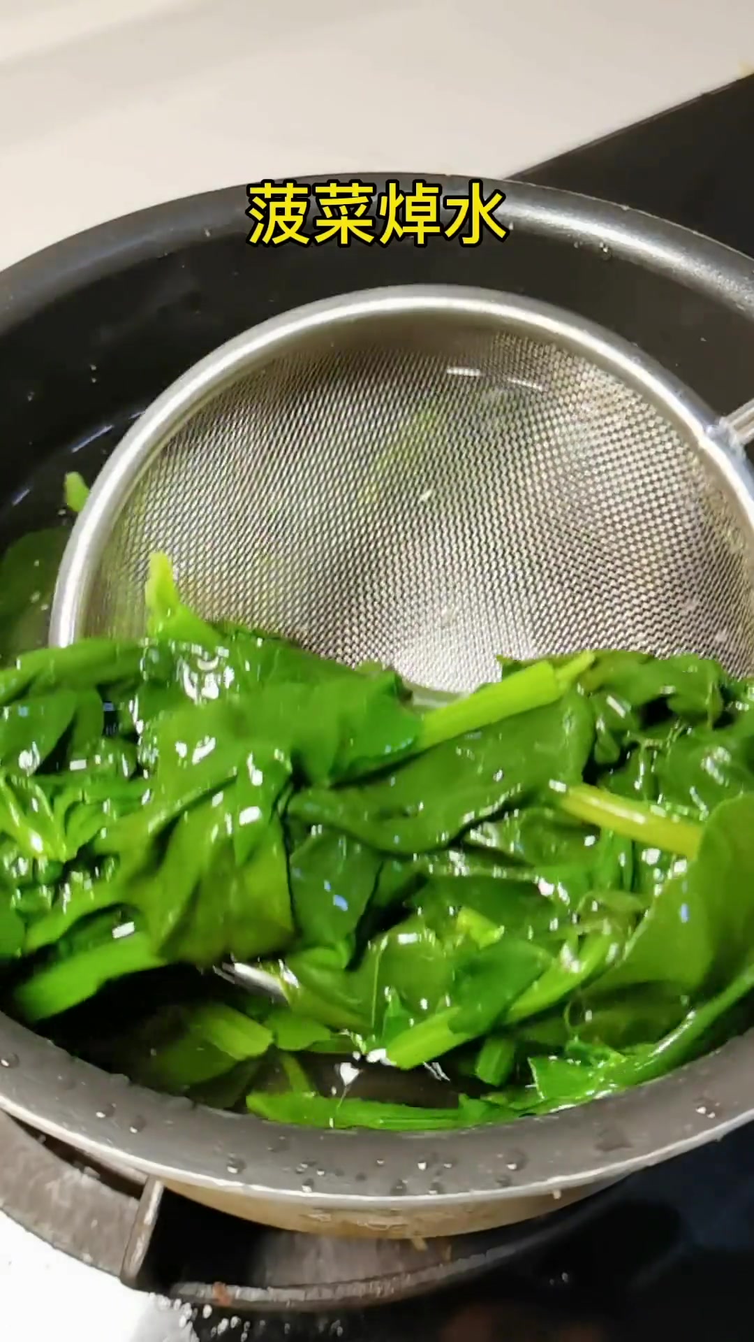宝宝不喜欢吃蔬菜这样安排 今天给小麦做了这个菠菜肉松小煎饼 她居然这么喜欢 分享给麻麻们 