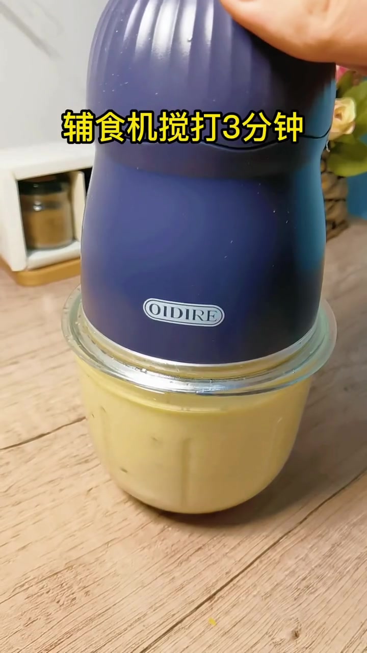 冬天给宝宝吃水果太凉了 那就给宝宝做成蒸糕吧!香蕉和苹果的结合会给带来不同的味蕾体验 香甜