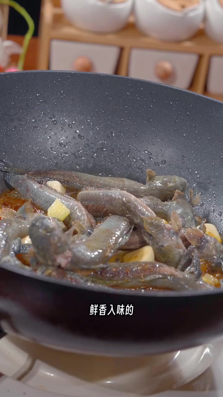 跳跳鱼是沿海地区很受欢迎的鱼,很多人喜欢用来煲汤或红烧,今天这个做法鲜香入味,赶紧试试吧 