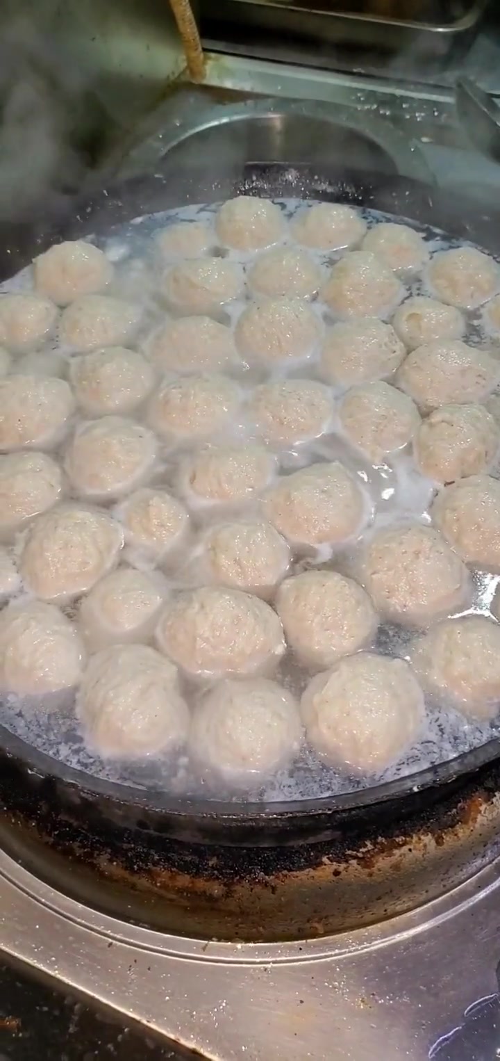 1.性感五花肉馅500克 2.切好葱100克姜50克,捣成泥状 3.将肉和葱姜搅拌在一块,