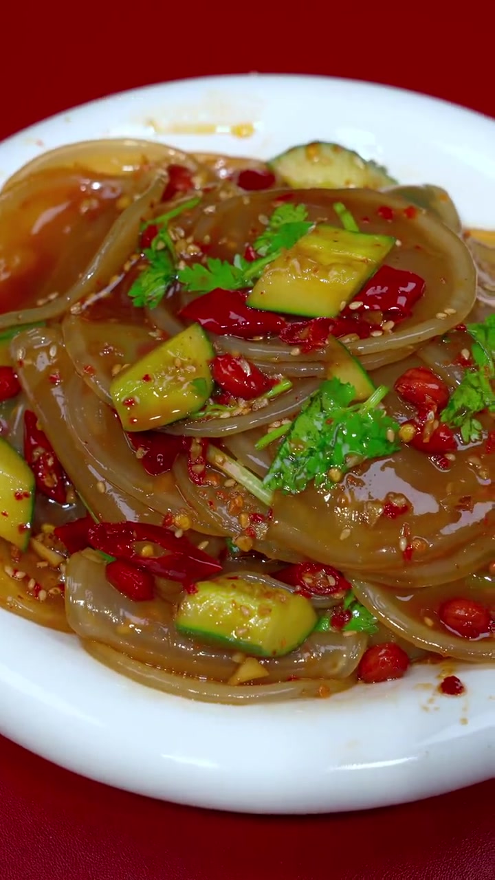 天气越来越热,今天我们做Q弹爽滑的铁棍山药小粉皮,清热利口,爽口下饭 凉拌菜 妈呀太香了