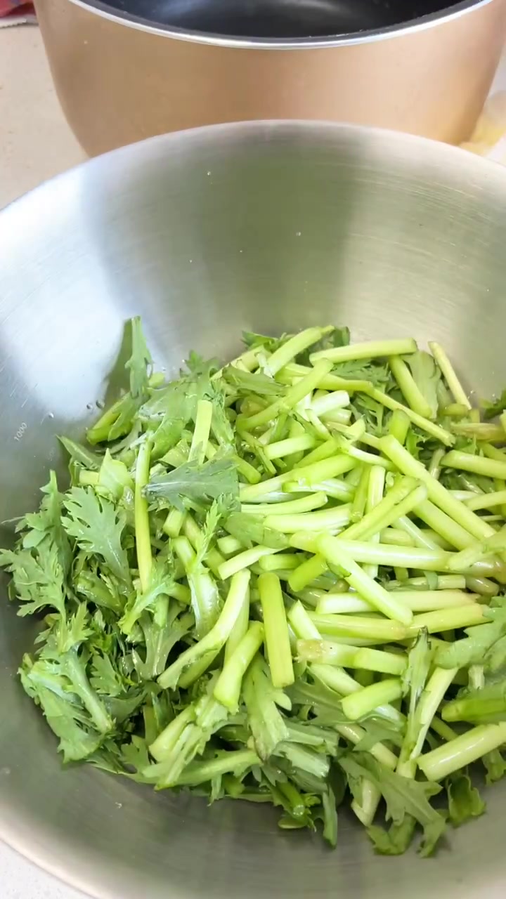 想要瘦多吃绿菜!这个低卡蒸茼蒿越吃越瘦!嘎嘎香～炫!