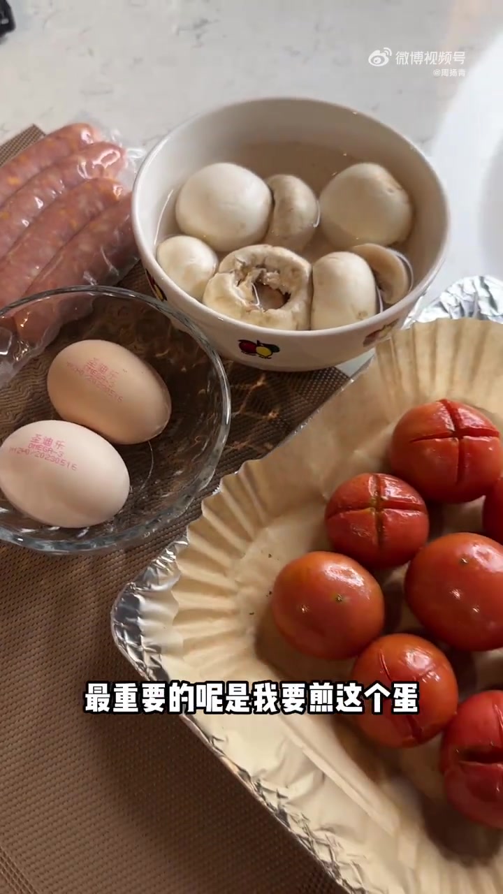 这次的vlog一点儿都不一般 我不光用香肠 鸡蛋做了一顿丰盛的大早餐 还用装鸡蛋的蛋托做了