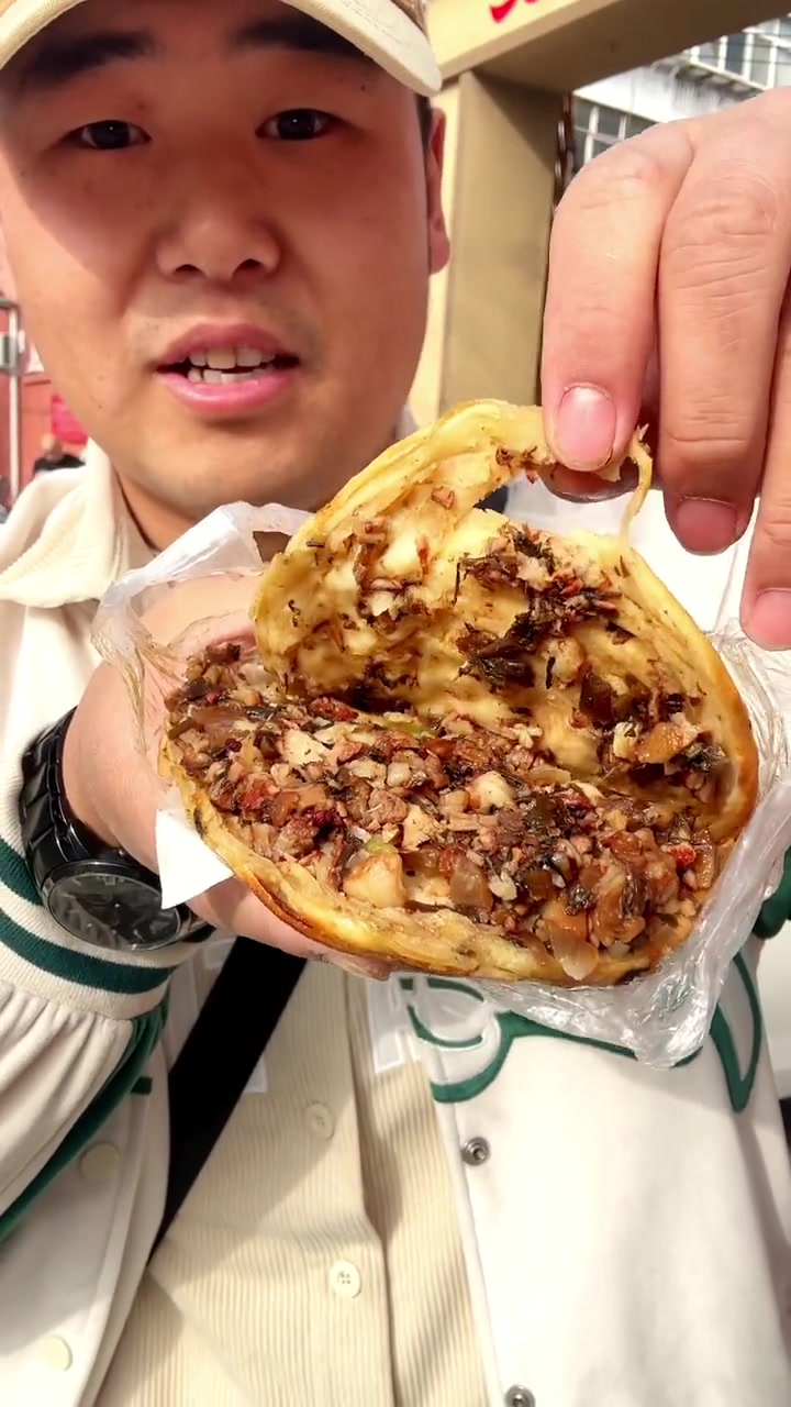 创作灵感 梅菜扣肉夹到现烤的油酥饼里,这快乐谁懂啊?!寻味街边小吃 邯郸美食 网红肉夹馍 