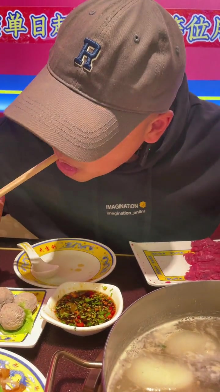 不用坐火车不用做飞机,在邯郸就可以吃到潮汕味道!寒冷的天气适合吃上一顿潮汕火锅,新鲜牛肉蘸