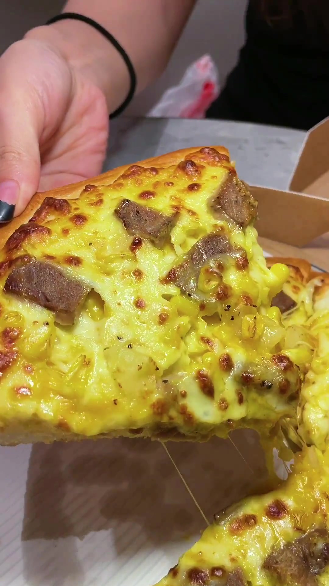 一毛不拔的必胜客现在也推出团购了,59就可以任选两款九寸的披萨了 披萨 必胜客 温州探店 