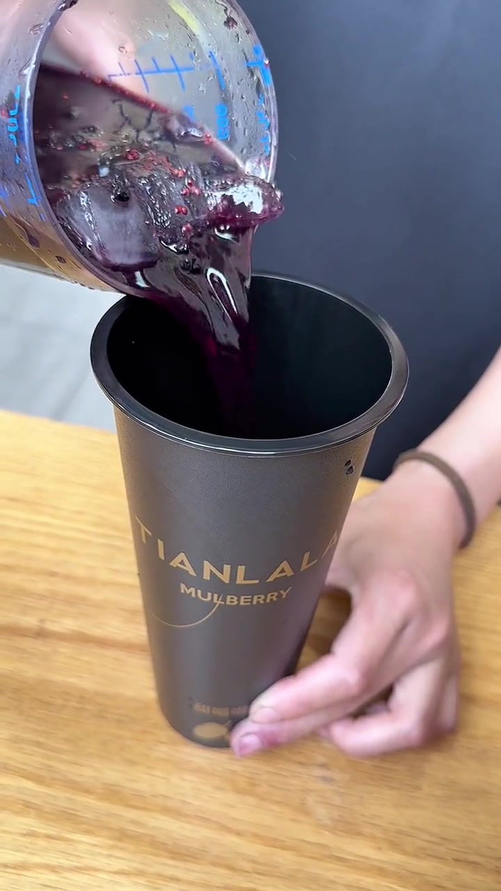 甜啦啦新品黑武士桑葚也太酷了吧!茉莉清香搭配桑葚果肉,喝在嘴里香甜可口,这一大杯居然才卖9