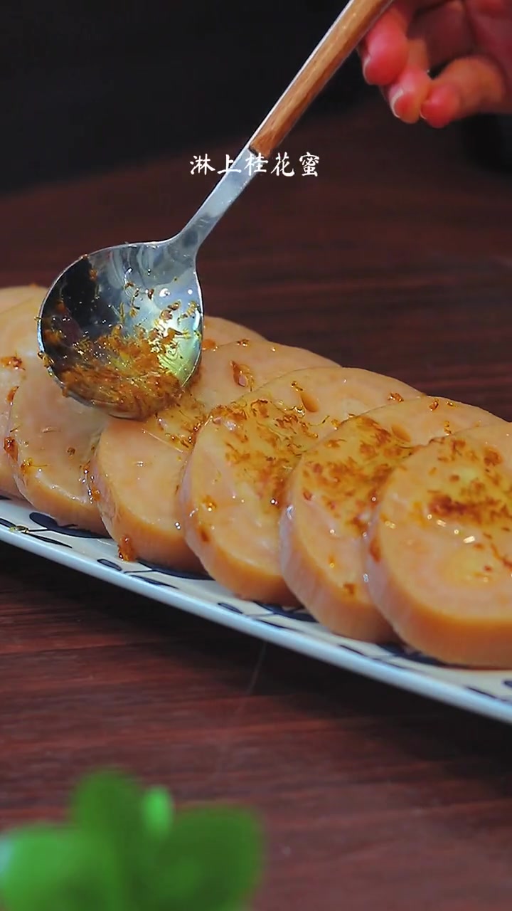 年夜饭上这盘糯米藕,又甜又糯寓意好。年夜饭菜单提前曝光了 糯米藕