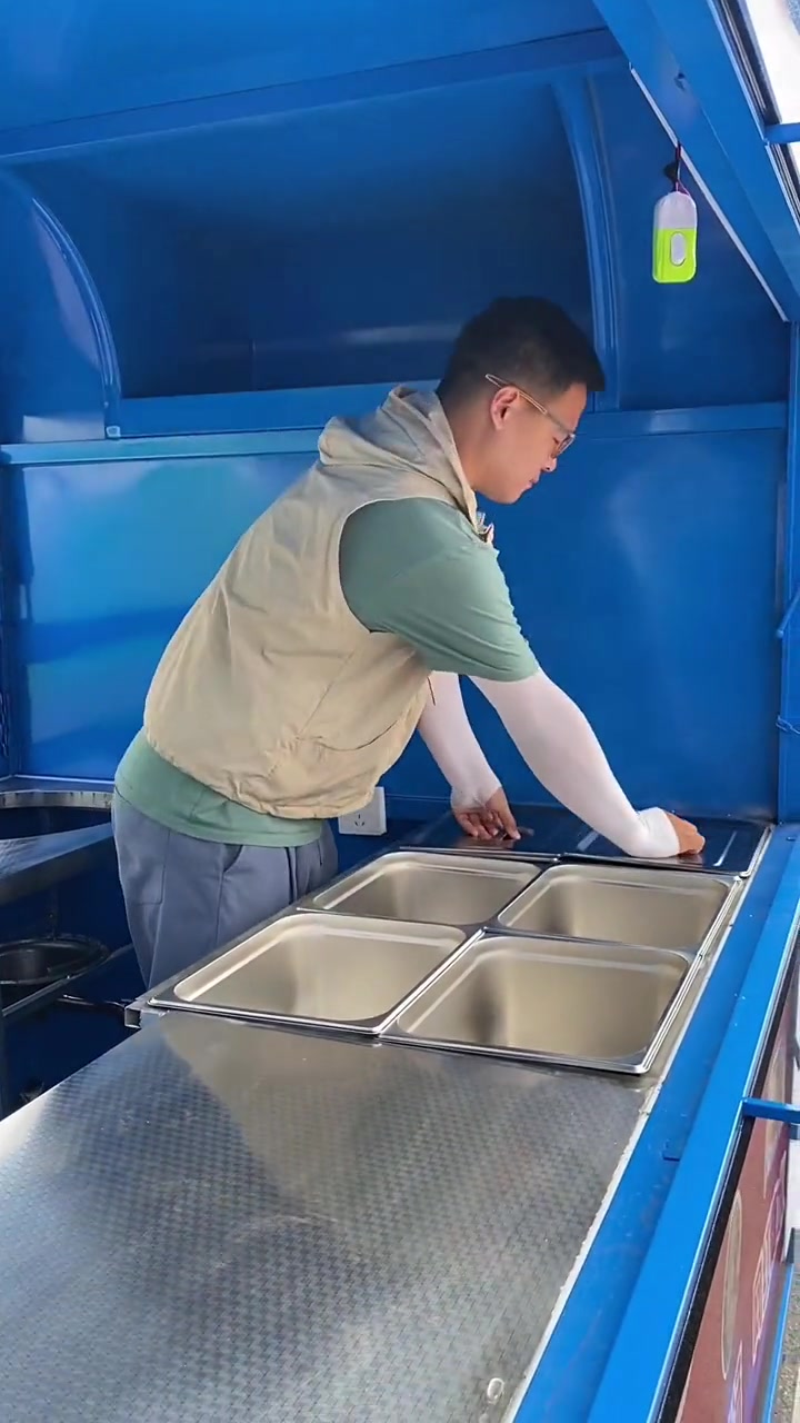 做快餐卤味的三轮小吃车。快餐车 熟食车 卤味车 电动餐车小吃车美食车 餐车