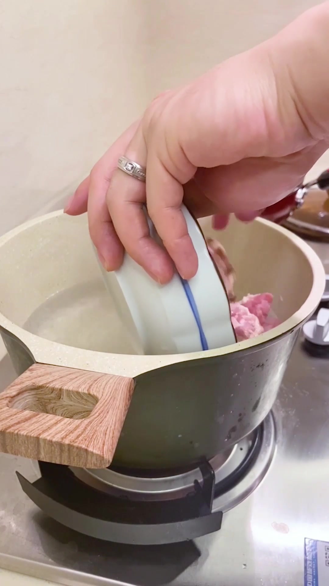 养血补肾!健脾祛湿经典黑豆猪尾骨汤