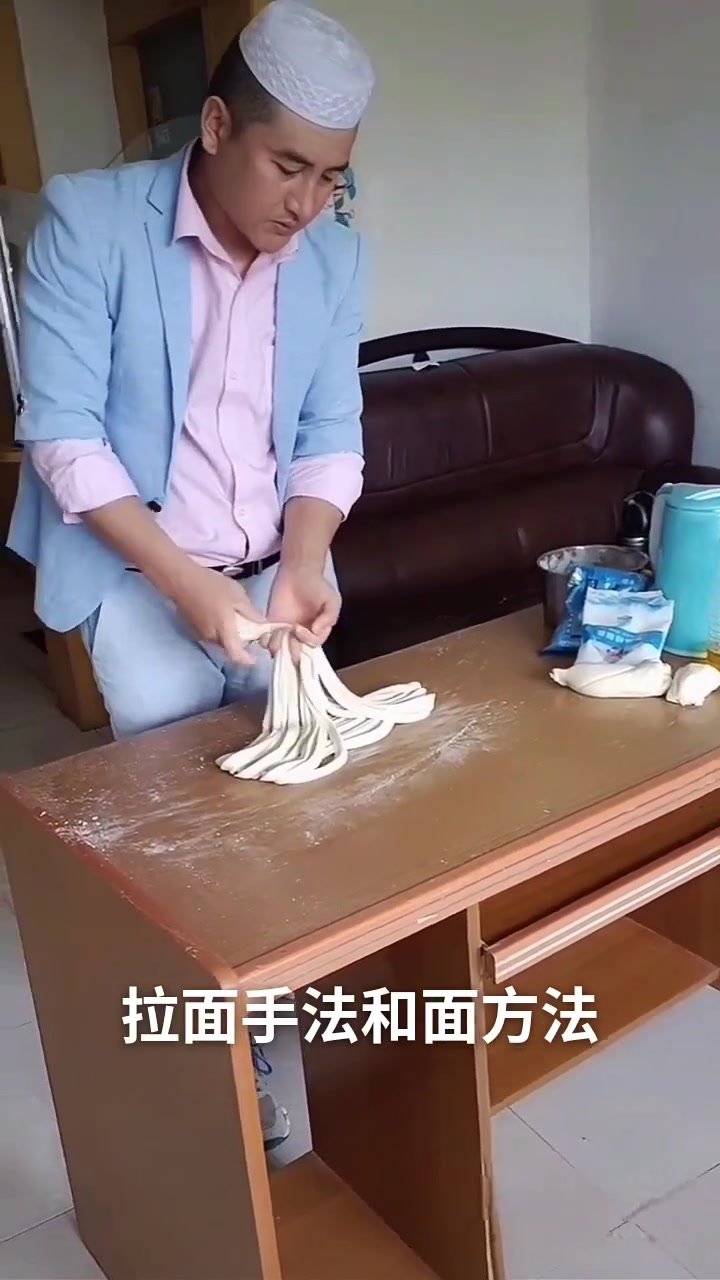 和面配方比例,冬天,一斤高精面粉半斤水,3克左右的蓬灰,3克左右的盐!