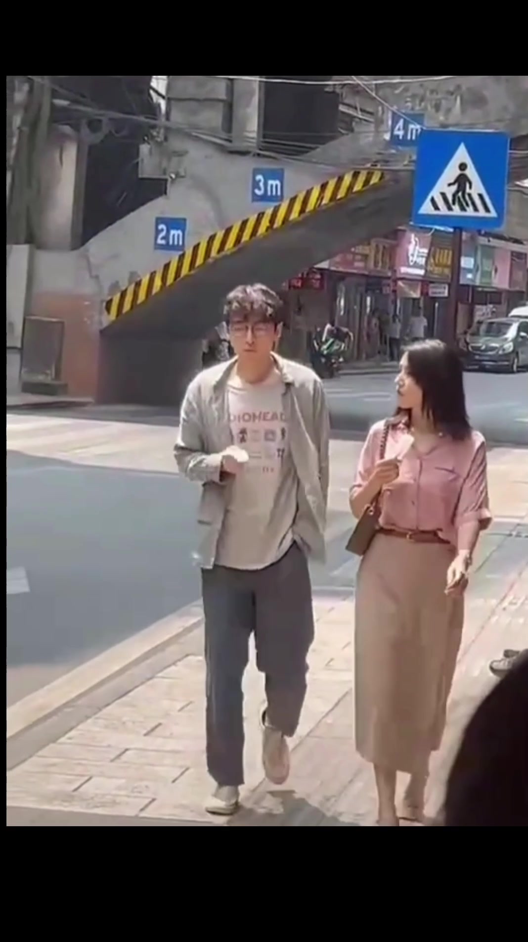 #vlog记录生活# 街拍内江偶遇胡歌高圆圆拍戏