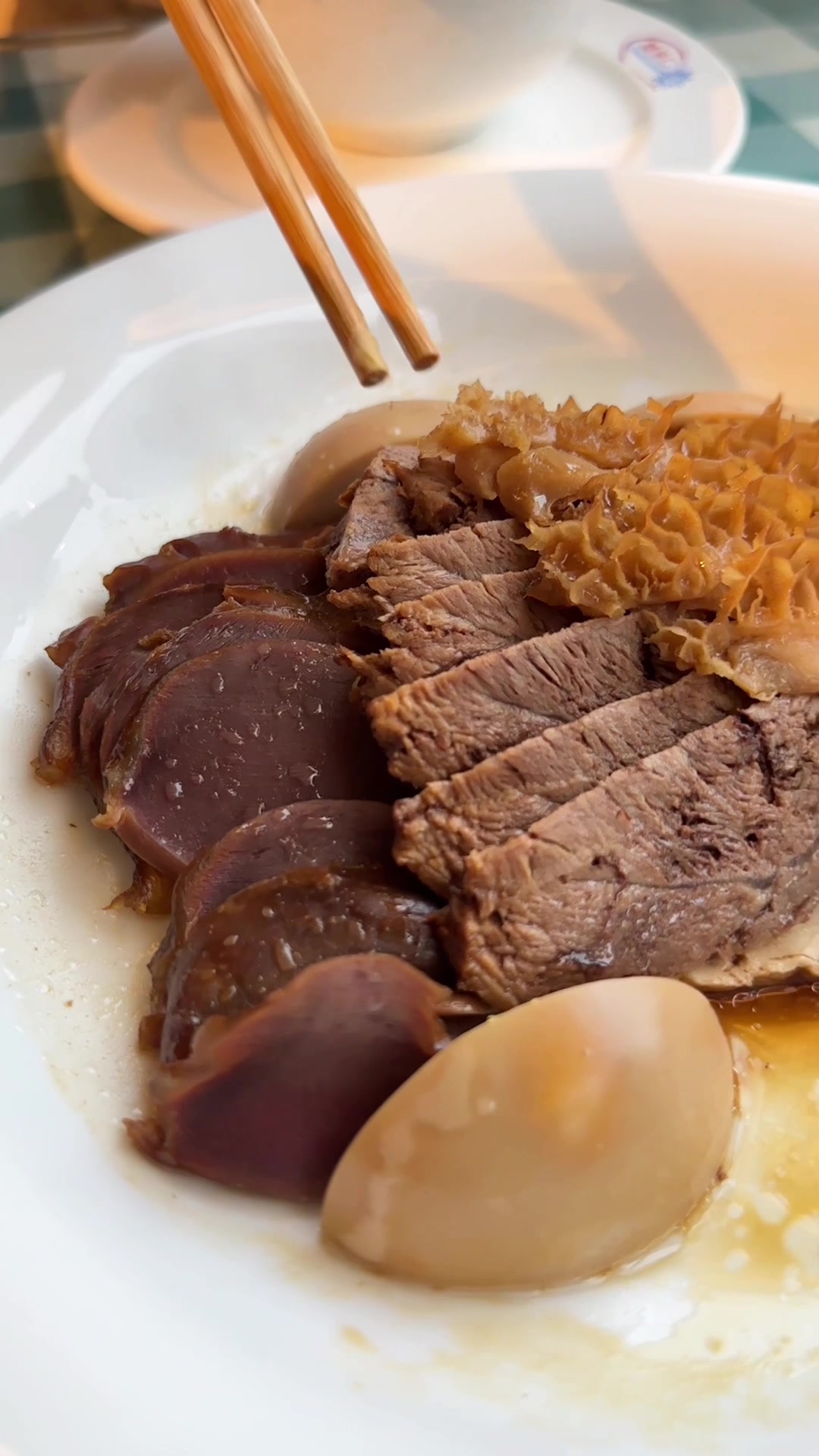 老字号扎堆的黄河路上,还藏着家这么正宗的潮汕砂锅粥,吊龙鲍鱼干贝这用料也太足了吧!