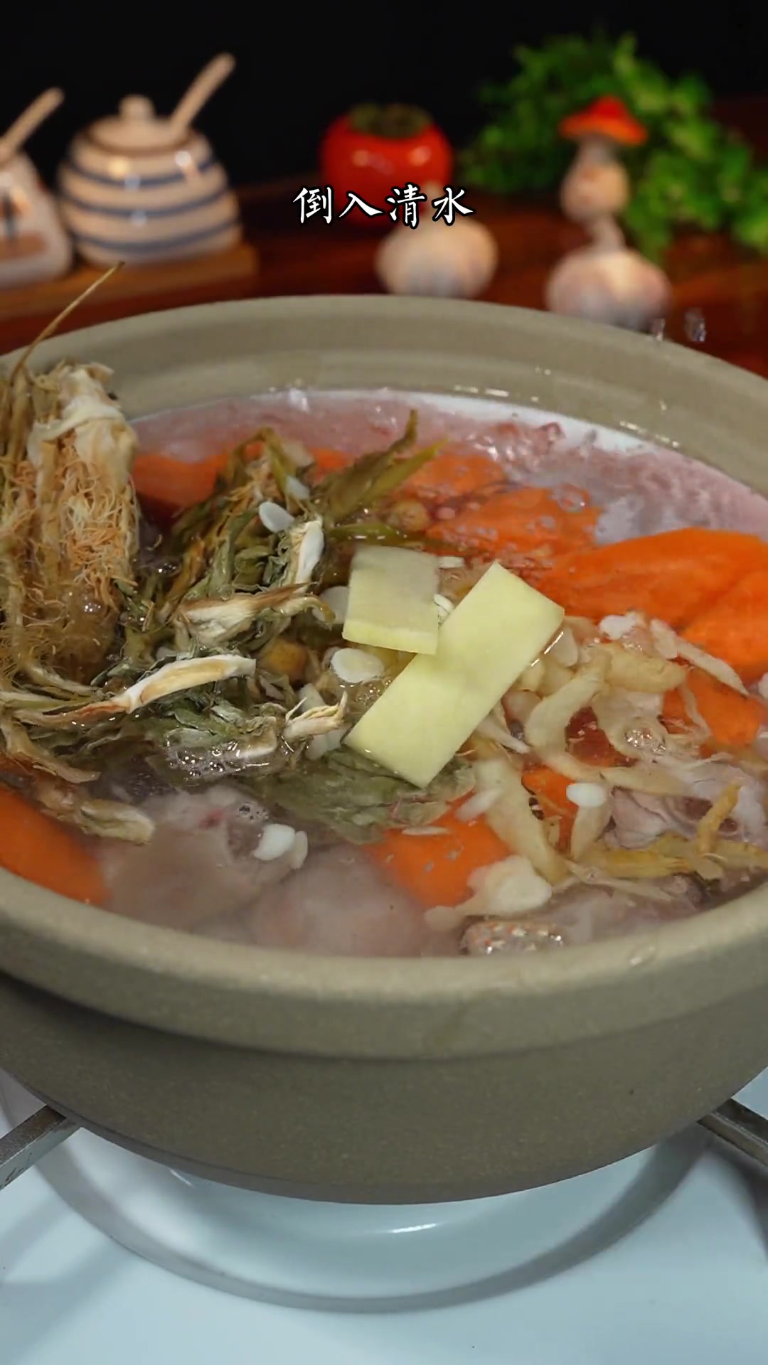 过年零食吃太多、这个霸王花无花果排骨汤记得多煮来喝了、清甜好喝、大人小孩都适合 煲汤 霸王