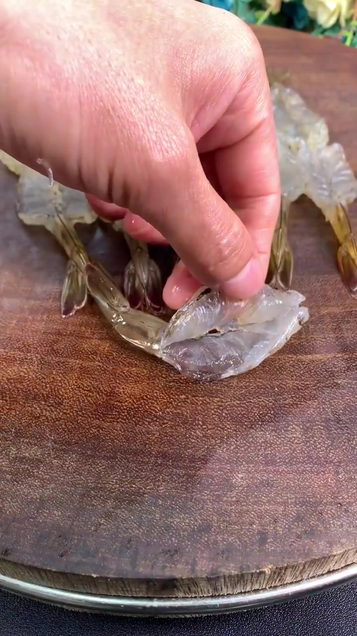 中午吃什么「冬瓜虾仁汤」冬瓜虾仁汤,做法简单,虾肉嫩滑,冬瓜解暑,汤浓鲜美,好吃又营养~