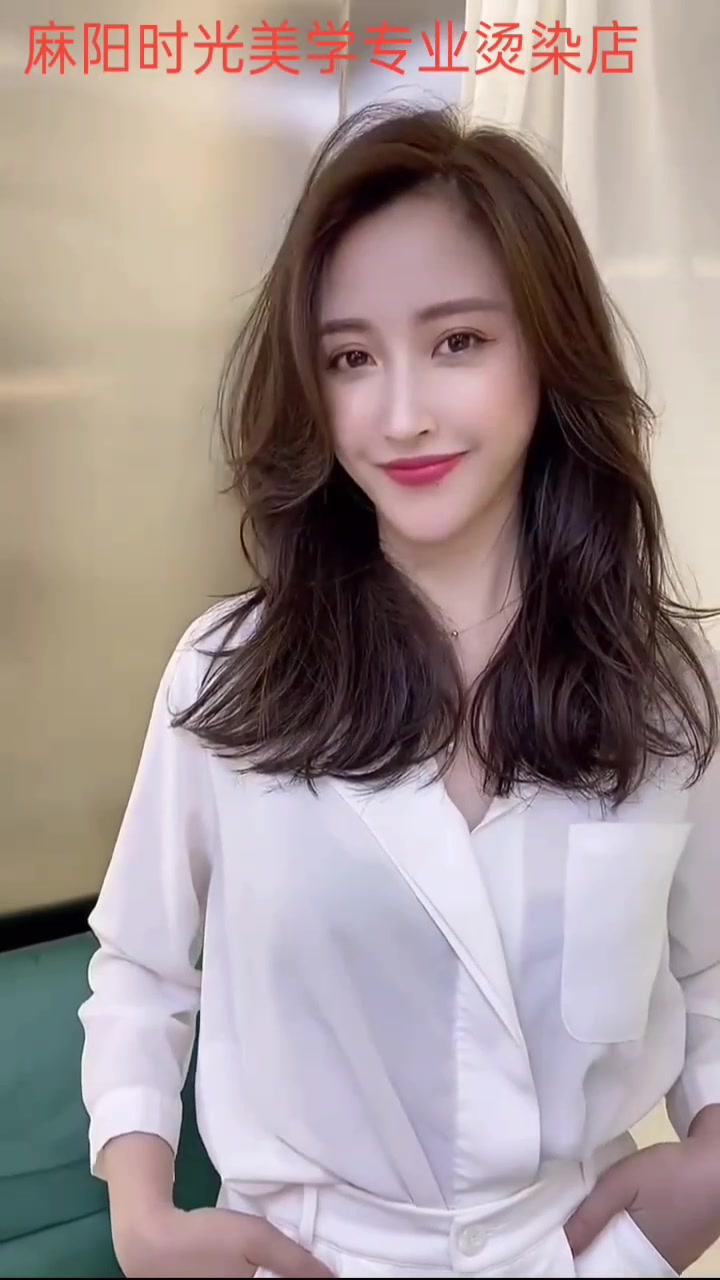 2023年中长发烫发减龄发型