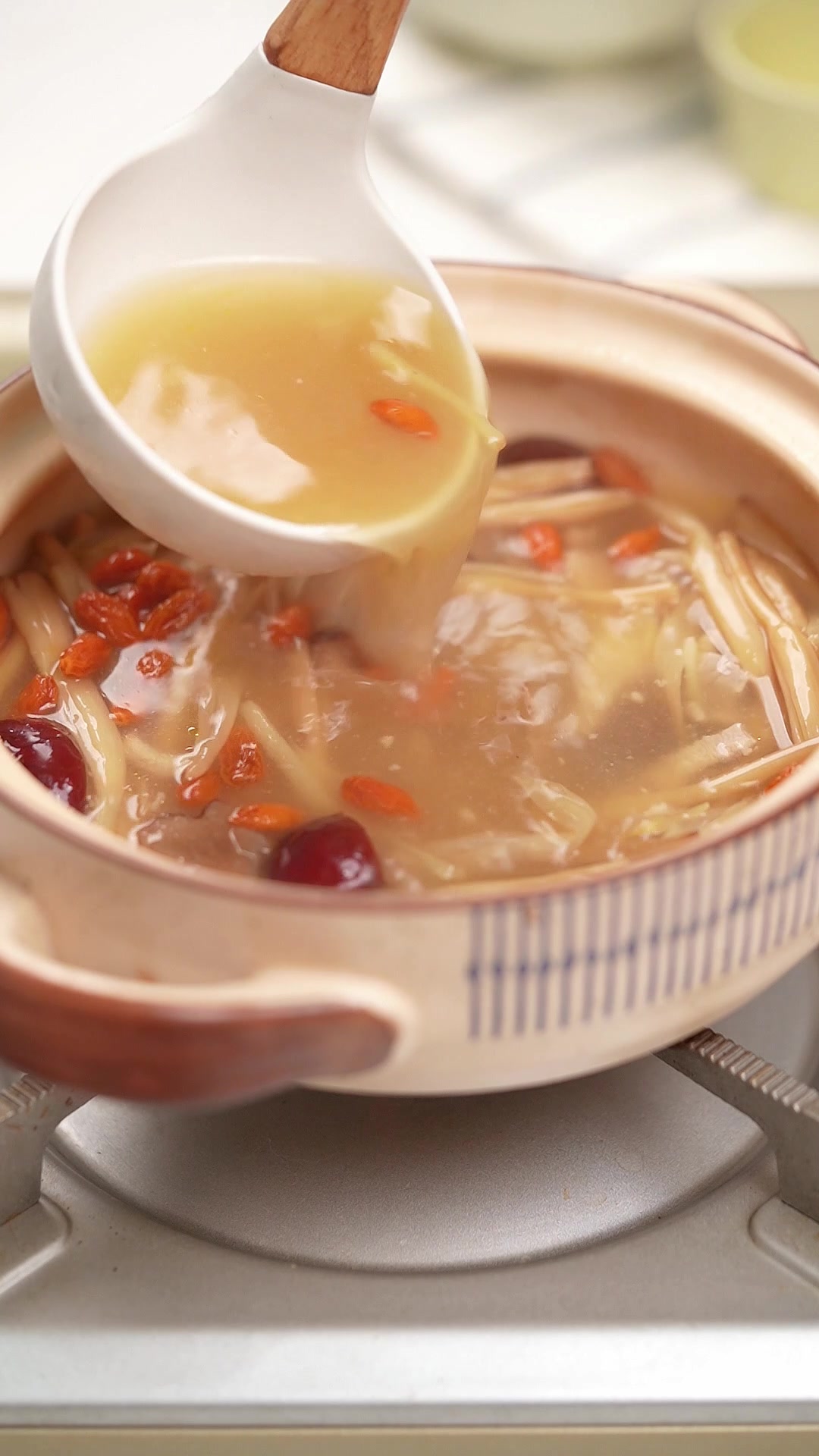 月子下奶汤:黄花菜瘦肉汤