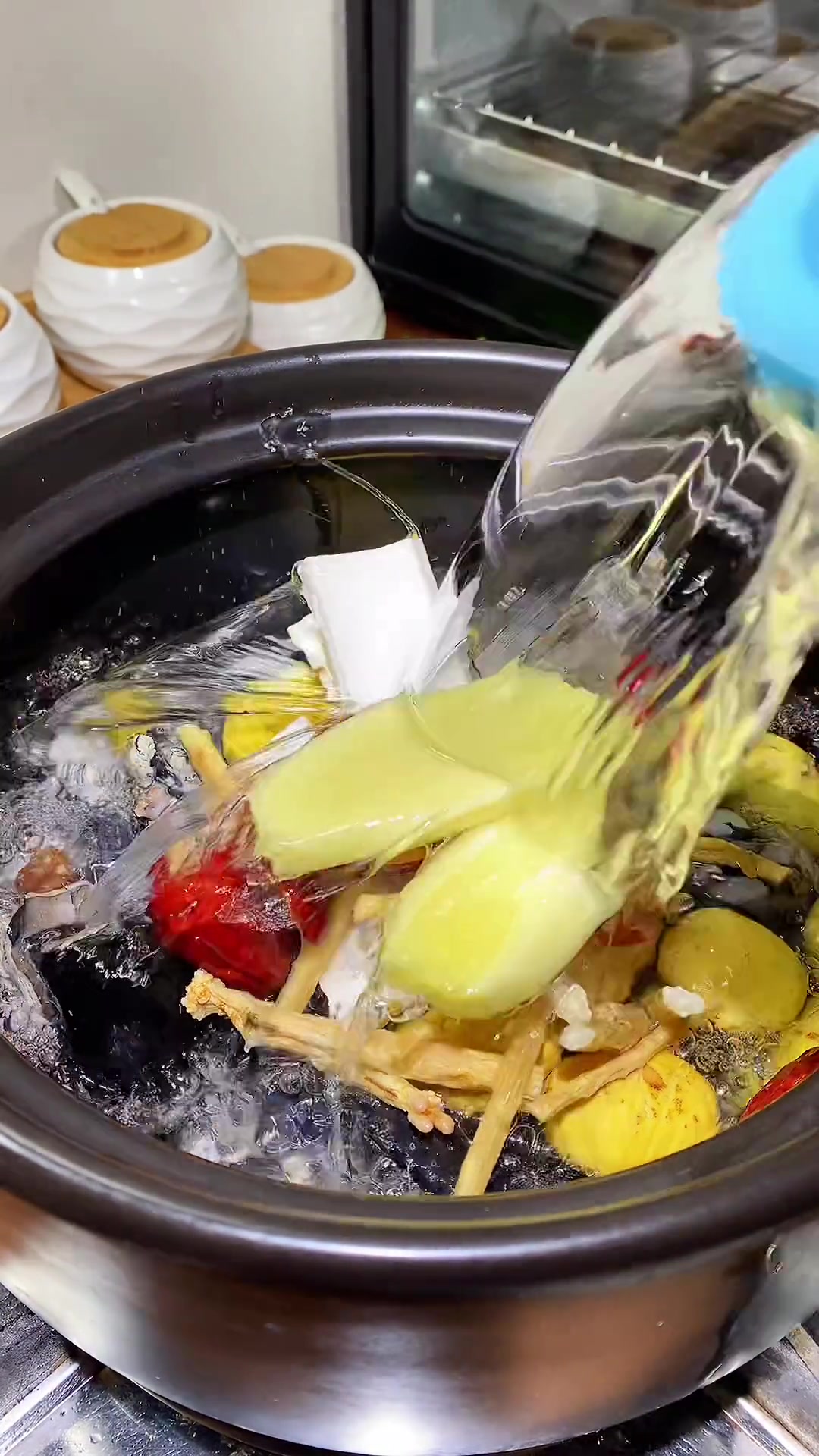 来上一碗暖呼呼的鸡汤告别不普通的2021吧、迎来新的2022!2021最后一天 鸡汤 广东