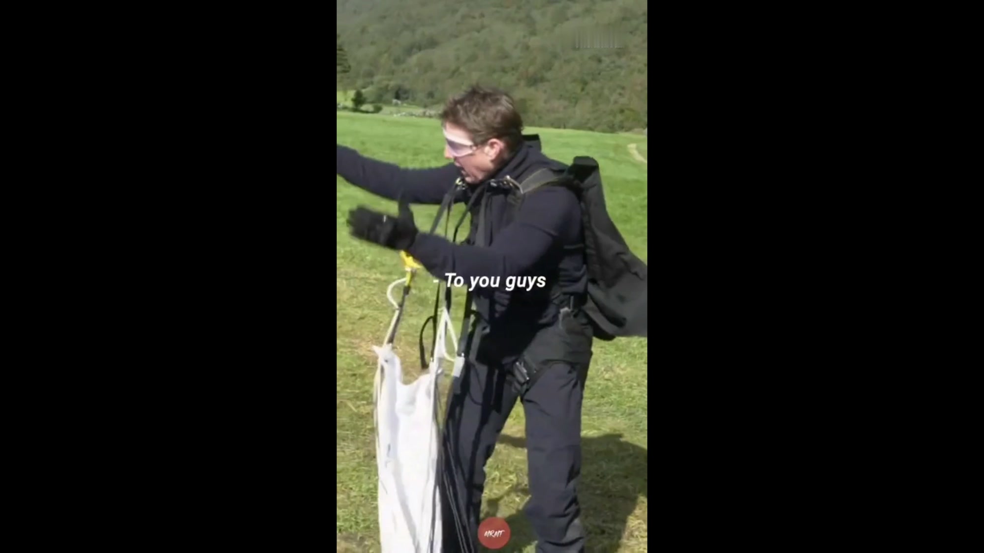 汤姆克鲁斯为了拍摄新片碟中谍7骑着摩托车一天跳崖六次