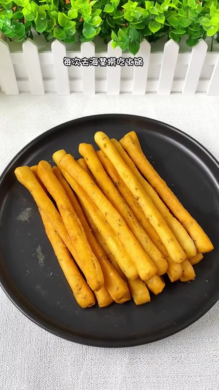 火锅店同款的茴香小油条居然被我发现了半成品,酥酥脆脆特好吃 油条 炸油条 茴香小油条