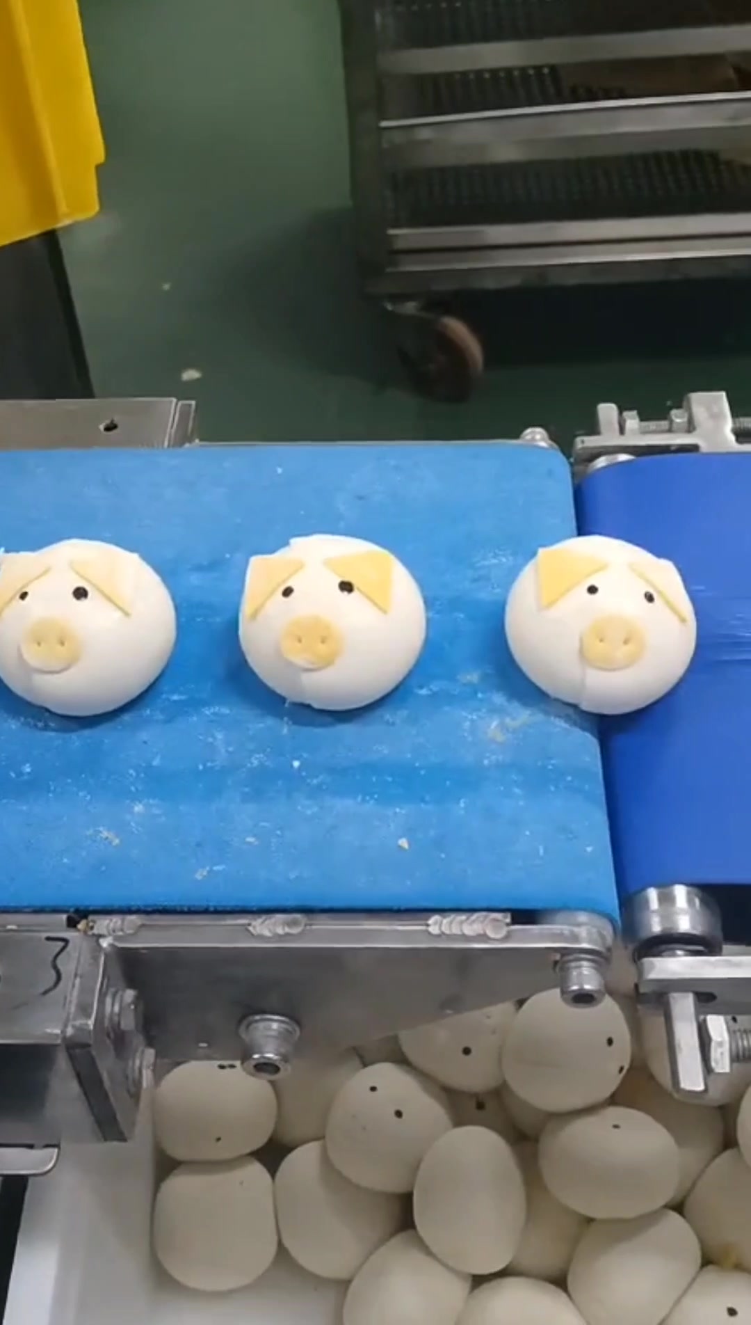 面点卡通包贴皮全自动设备,可切换各种卡通图案模具