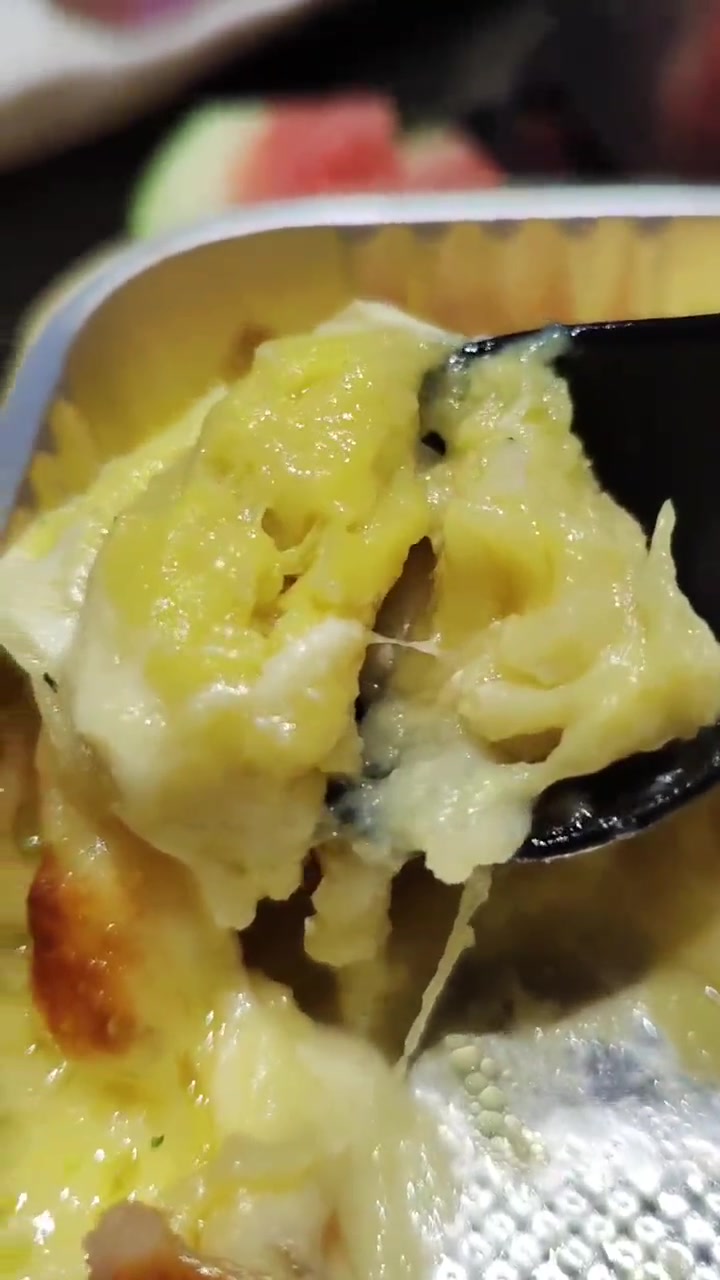 第16集|他们的小甜品也还可以,椰皇炖奶朋友说不错,我倒是喜欢芝士焗榴莲,料给的足。vlo