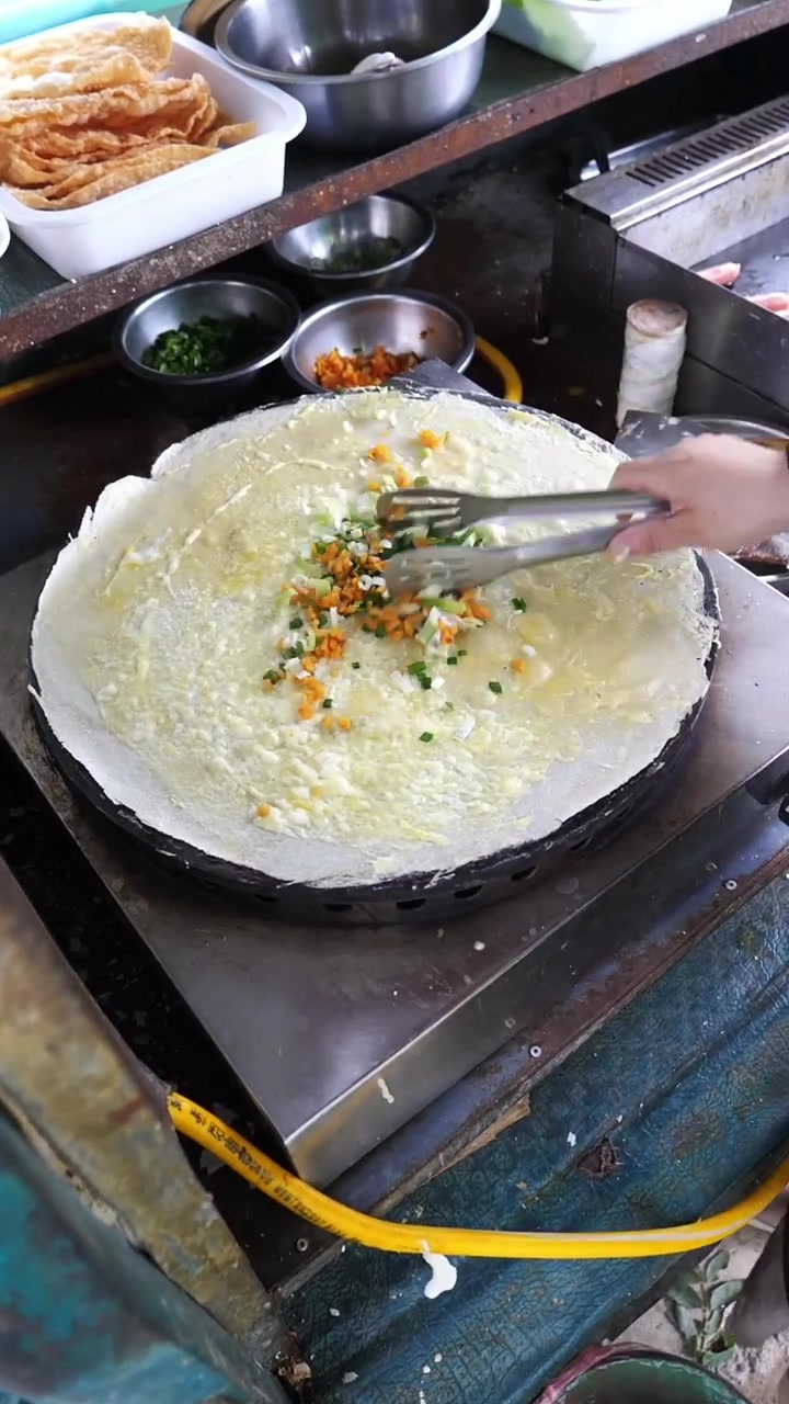 你有多久没吃煎饼果子了?寻找记忆中味道,煎饼果子是鲁豫一带特色小吃