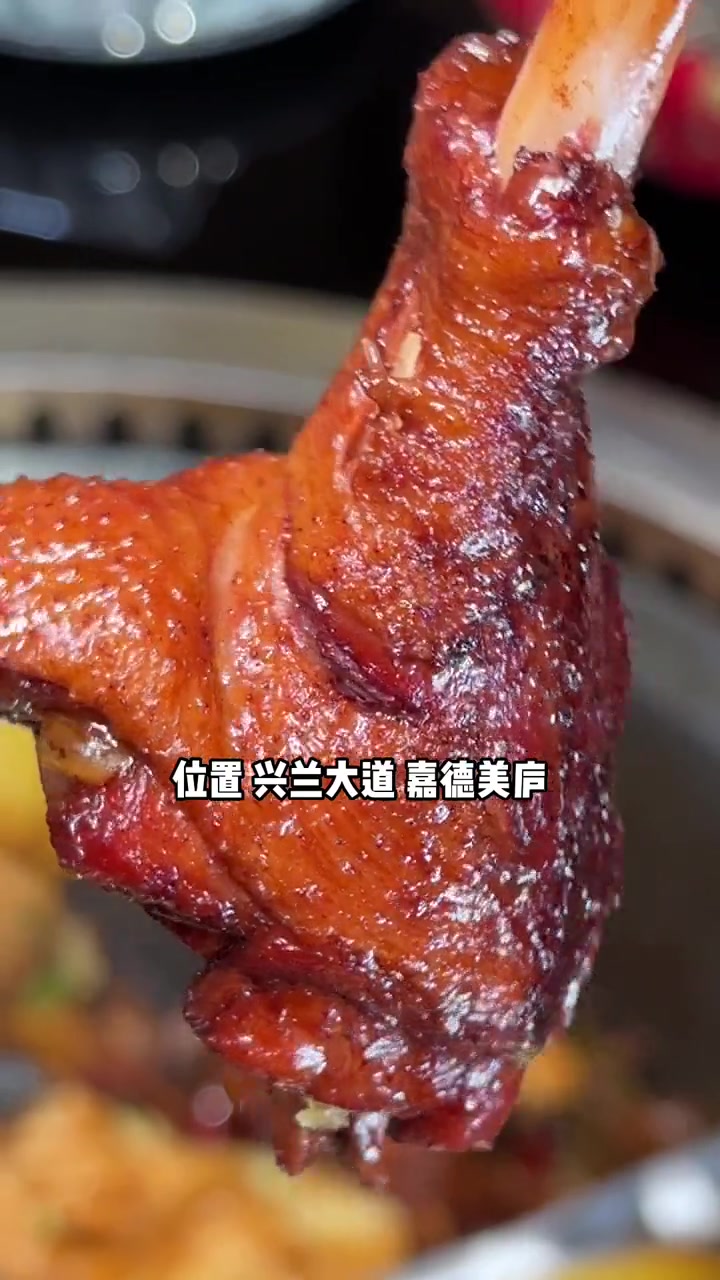 黑土风情,铁锅炖大鹅～地道东北味儿～吃着地锅炖,看着东北二人转,歌曲演绎～美哩很～同城美食