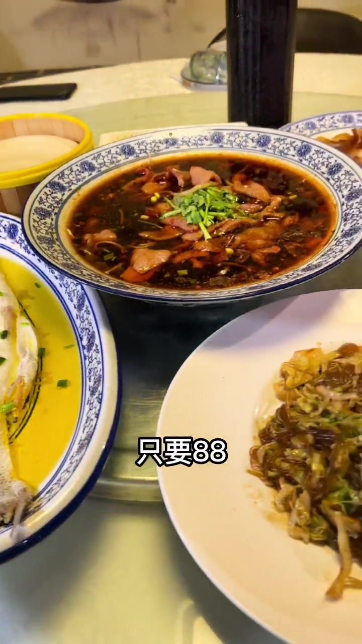 家门口的美食,就在双塘路尤记小厨,他家北京烤鸭确实不错,附近的朋友可以去试试 好店推荐 必