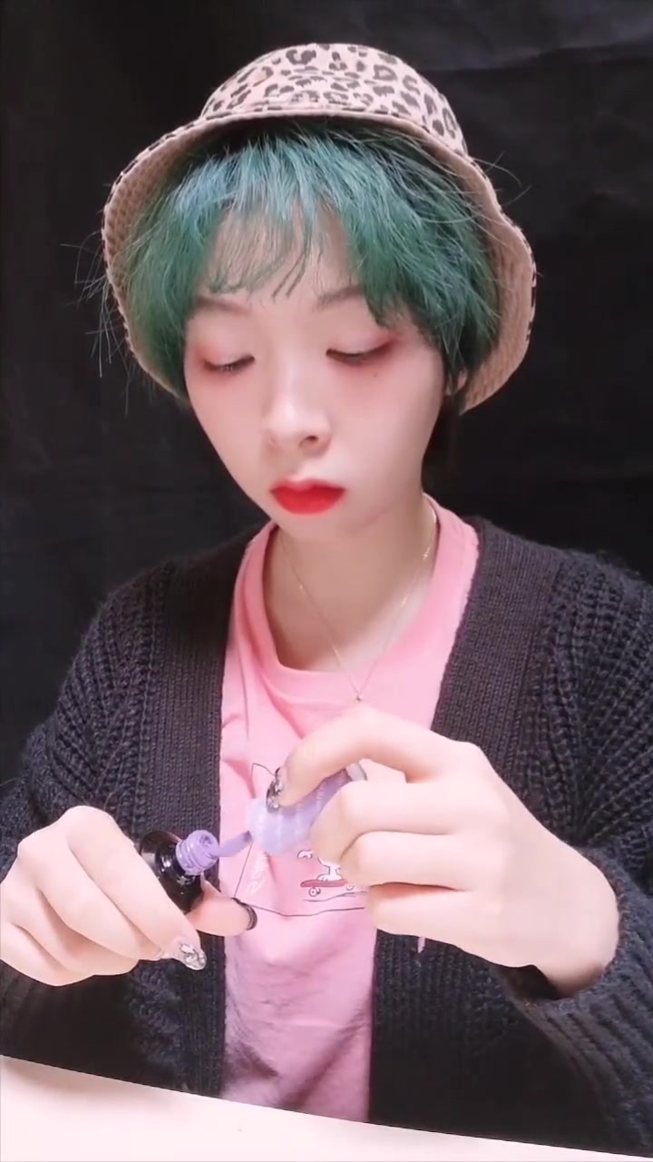 你们要的泫雅美甲来啦,透明底色就不容易显手黑啦妆容也拍了!记得夸我!美甲