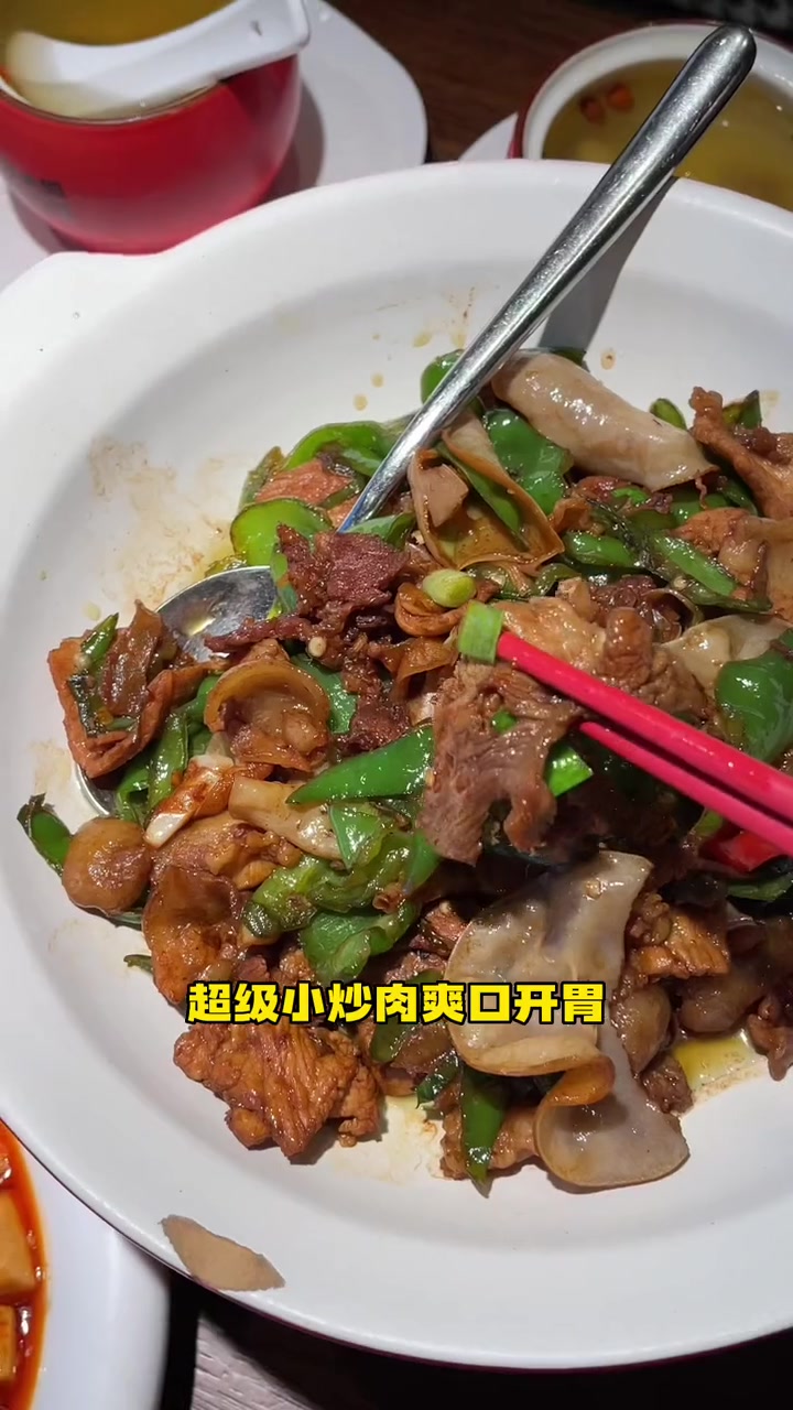 胡子大厨的超级辣椒小炒肉很下饭,人均几十冲冲冲 胡子大厨超级小炒肉 这波小炒肉真的很能打 