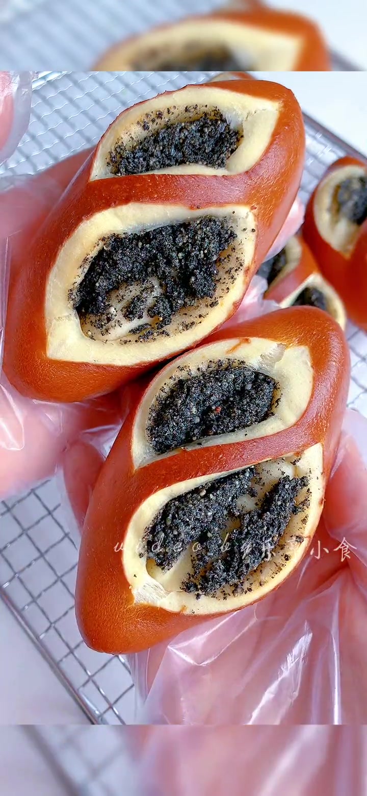 黑芝麻碱水包 喜欢碱水面包的小伙伴不要错过这一款,香浓的黑芝麻馅搭配碱水面包,味道真是太好