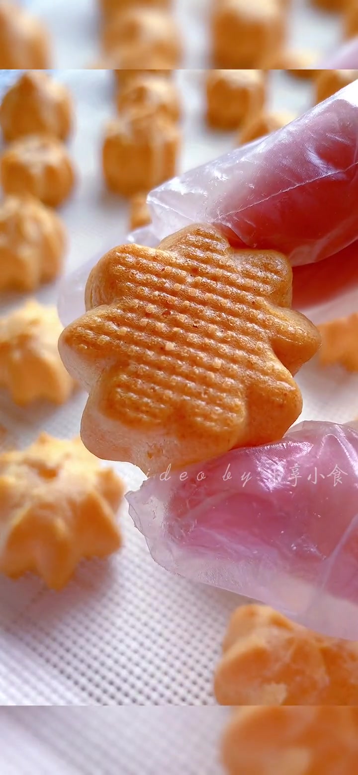迷你小泡芙～挤上喜欢的馅料,一口一个超过瘾。配方黄油:55g水:135g糖:5g盐:1g低