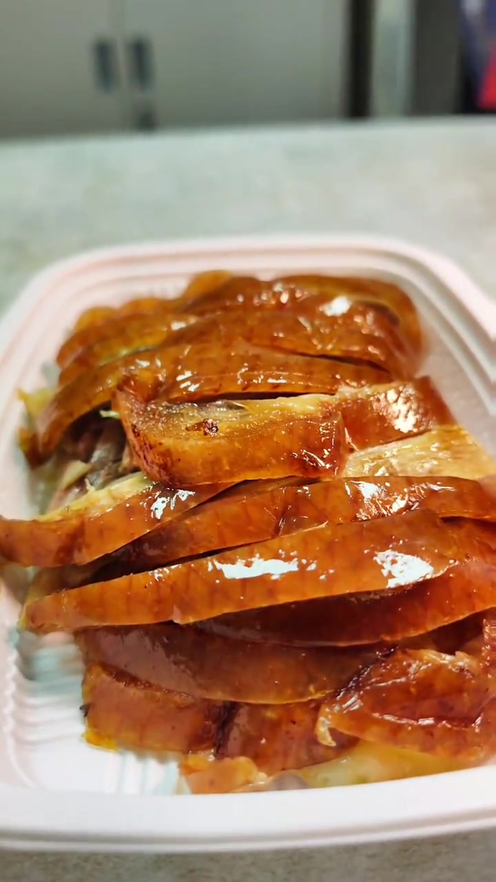 这家我妈过去偏要买的烤鸭,最开始我是没看上的,但是吃到嘴里发现即使回家有点凉了都那么香想。