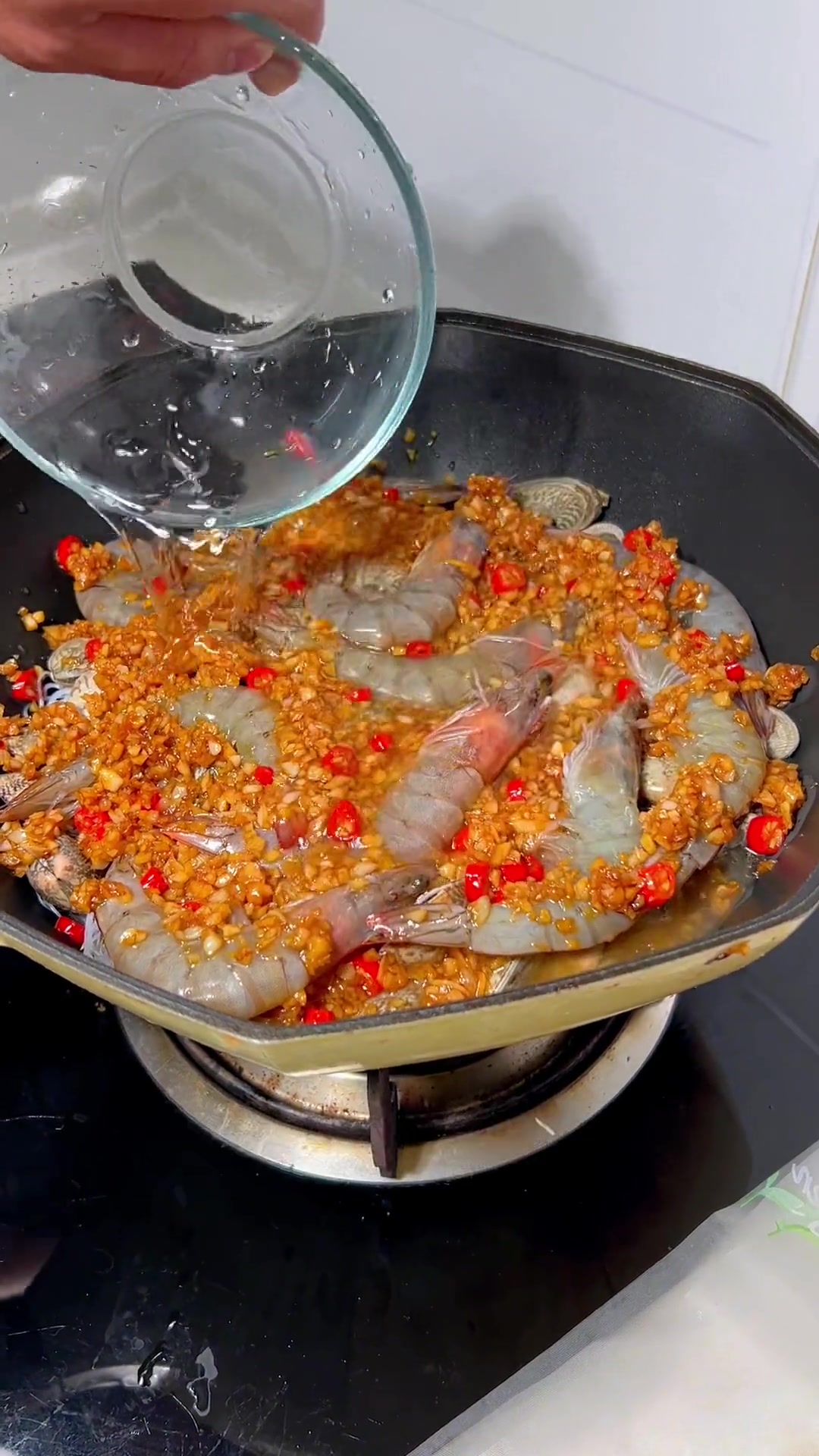 大虾花甲粉丝煲,快去做!蒜蓉花甲粉丝煲 做法简单又营养 妈呀太香了 好吃到停不下来 男人会