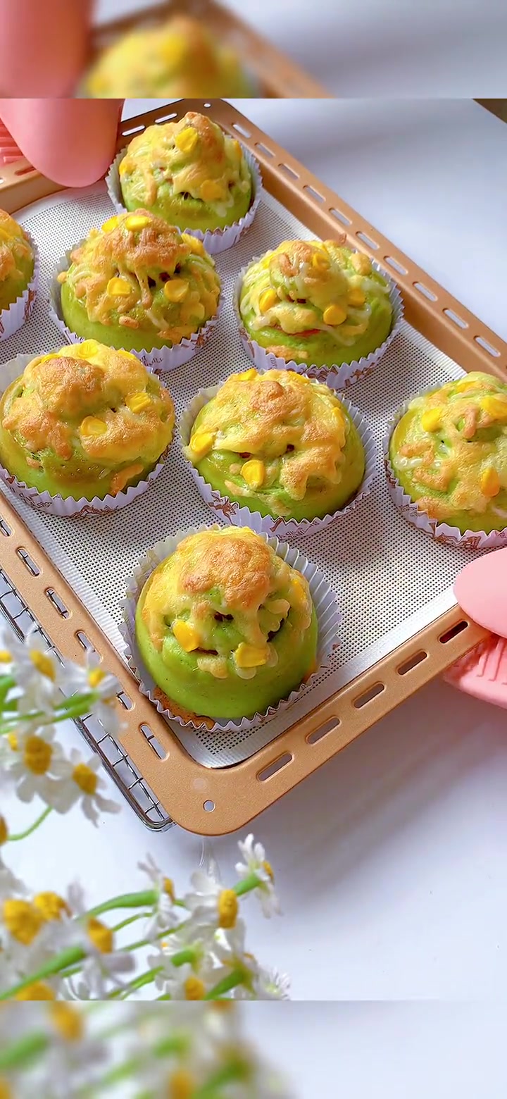 菠菜培根芝士卷～家里有不爱吃蔬菜的小朋友有福啦,快来做这个菠菜面包给他吃。一起做面包 家庭