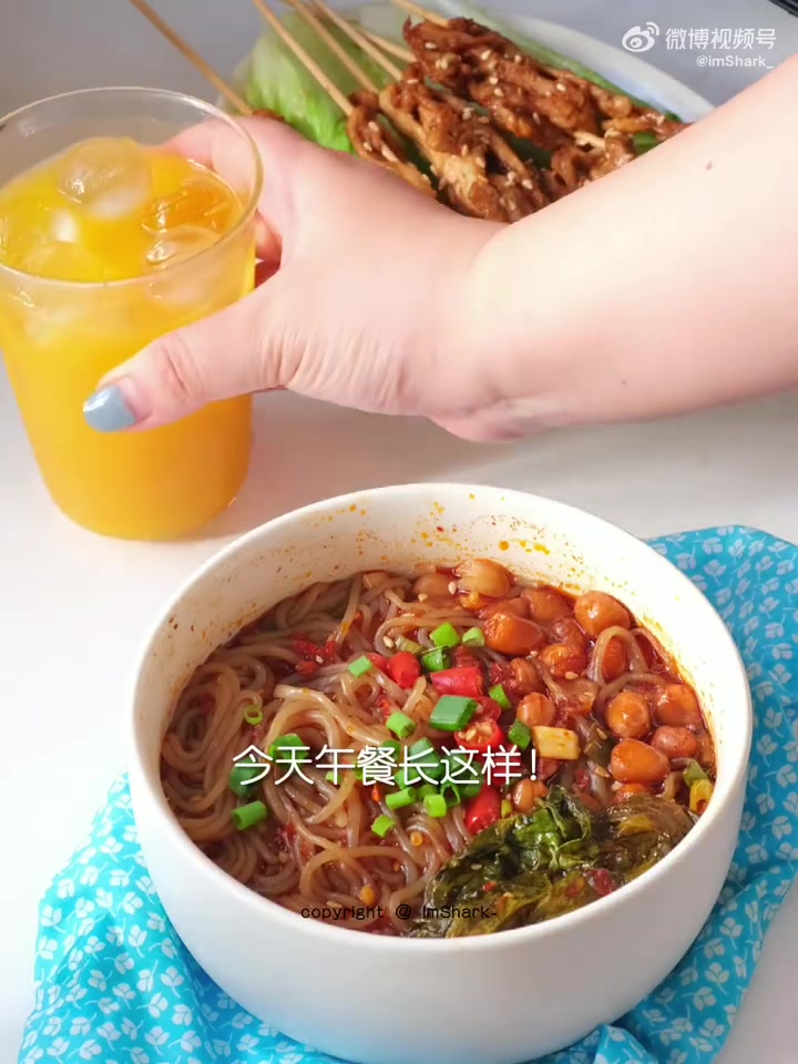 忙碌的工作日,时间总是不够用。给打工人们推荐十分钟微波炉料理,在家快速能吃上酸辣粉和烤鸡胸
