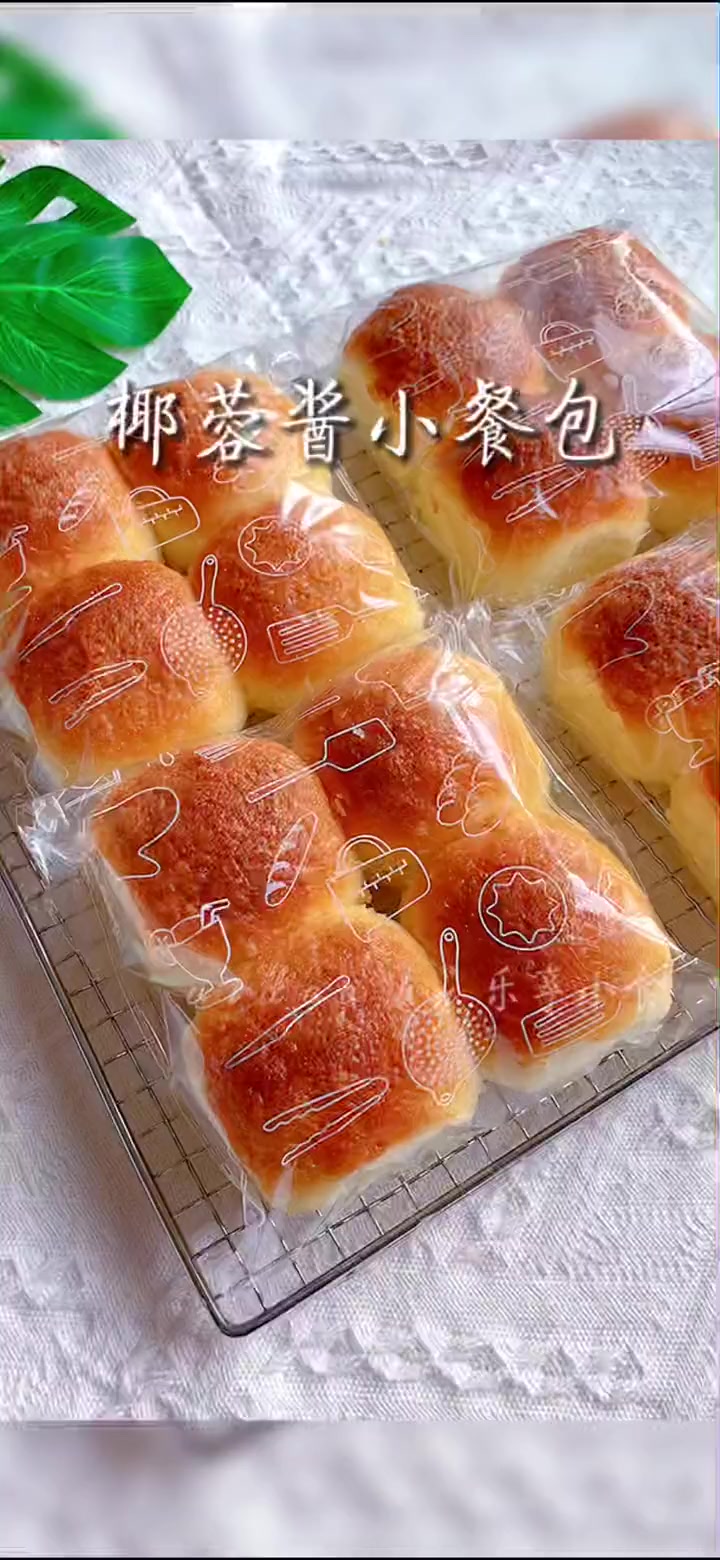 椰蓉酱小餐包～今天她来啦～配方在这里视频末尾也有 主面团高筋粉:400g奶粉:20g细砂糖