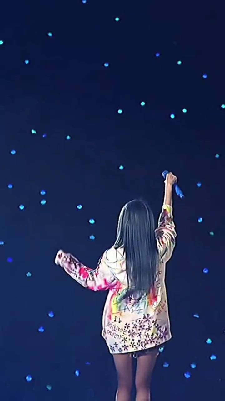 iu 别人一个团一人一个话筒,这婆娘一人用一个团的话筒 星河里的鲸